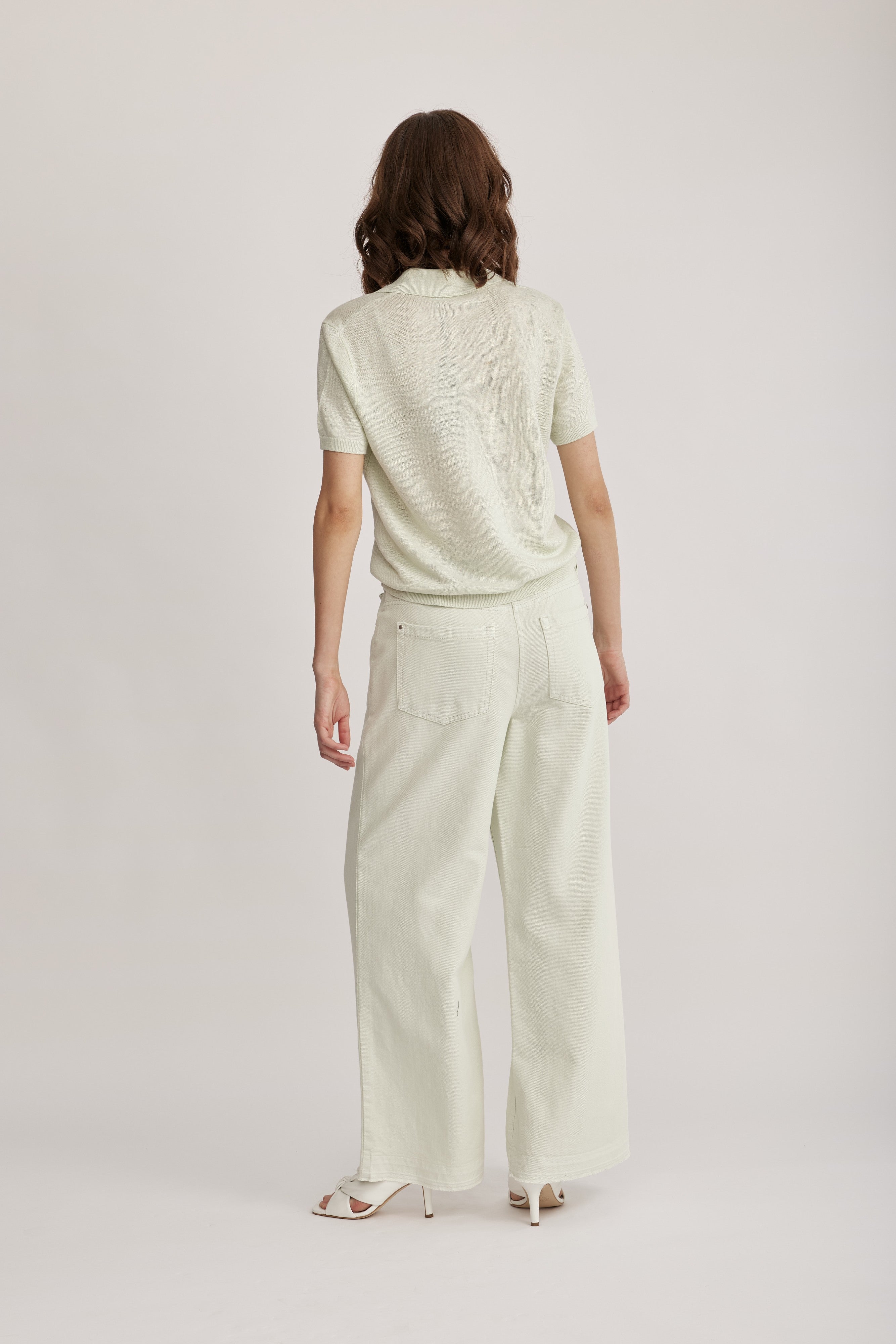 ג'ינס רחב מבית המותג Luisa Cerano, מבד דנים רך בצביעה ייחודית. מכנסיים בגזרת Wide Leg נוחה ואופנתית, עם תוספת של חגורת מותן דקה. עיצוב 5 כיסים קלאסי, סגירה באמצעות רוכסן וכפתור, ולולאות לחגורה.הרכב בד: 50% כותנה, 50% ליוסל (Tencel)הדוגמנית בגובה 1.75 ולובשת מידה 36 של Luisa Cerano