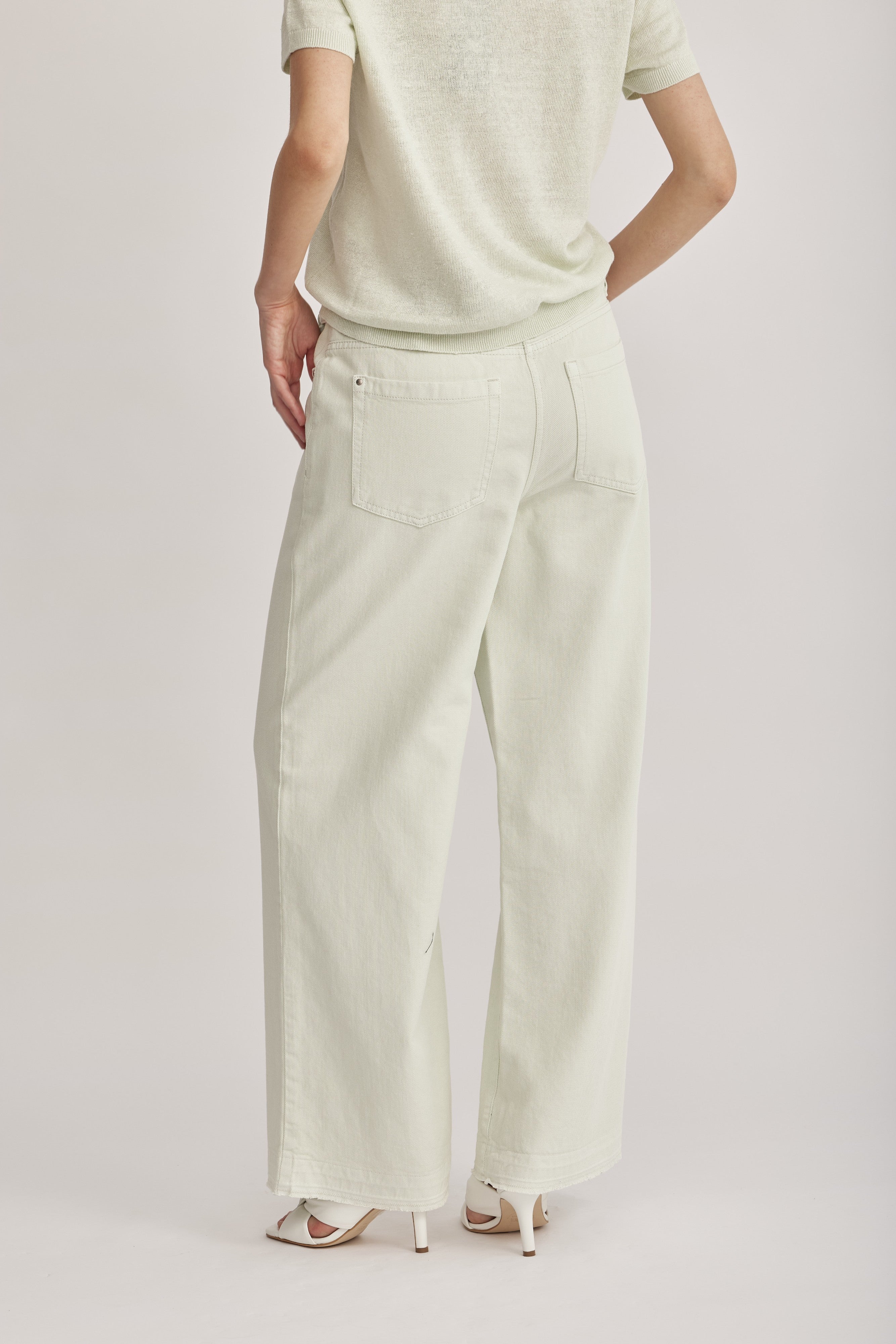 ג'ינס רחב מבית המותג Luisa Cerano, מבד דנים רך בצביעה ייחודית. מכנסיים בגזרת Wide Leg נוחה ואופנתית, עם תוספת של חגורת מותן דקה. עיצוב 5 כיסים קלאסי, סגירה באמצעות רוכסן וכפתור, ולולאות לחגורה.הרכב בד: 50% כותנה, 50% ליוסל (Tencel)הדוגמנית בגובה 1.75 ולובשת מידה 36 של Luisa Cerano