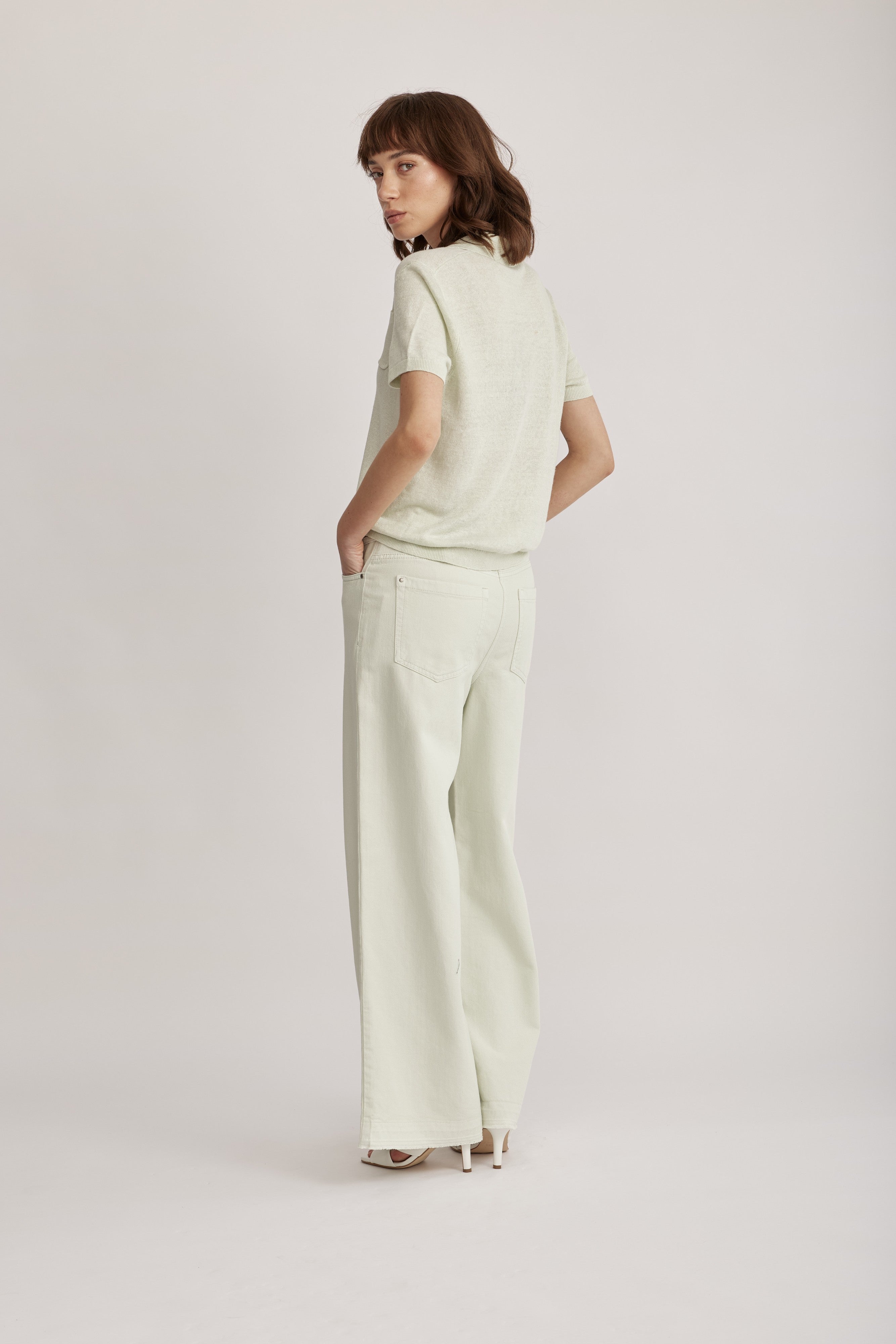 ג'ינס רחב מבית המותג Luisa Cerano, מבד דנים רך בצביעה ייחודית. מכנסיים בגזרת Wide Leg נוחה ואופנתית, עם תוספת של חגורת מותן דקה. עיצוב 5 כיסים קלאסי, סגירה באמצעות רוכסן וכפתור, ולולאות לחגורה.הרכב בד: 50% כותנה, 50% ליוסל (Tencel)הדוגמנית בגובה 1.75 ולובשת מידה 36 של Luisa Cerano