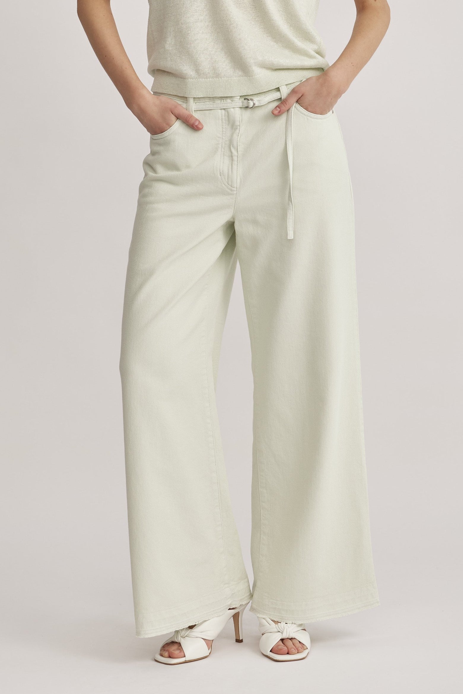 ג'ינס רחב מבית המותג Luisa Cerano, מבד דנים רך בצביעה ייחודית. מכנסיים בגזרת Wide Leg נוחה ואופנתית, עם תוספת של חגורת מותן דקה. עיצוב 5 כיסים קלאסי, סגירה באמצעות רוכסן וכפתור, ולולאות לחגורה.הרכב בד: 50% כותנה, 50% ליוסל (Tencel)הדוגמנית בגובה 1.75 ולובשת מידה 36 של Luisa Cerano