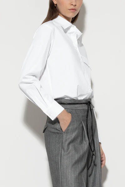 חולצה מכופתרת עם כיס אחד מקדימההרכב: 97% כותנה, 3% אלסטןהדוגמנית בגובה 1.78 ולובשת מידה 36 אירופאית