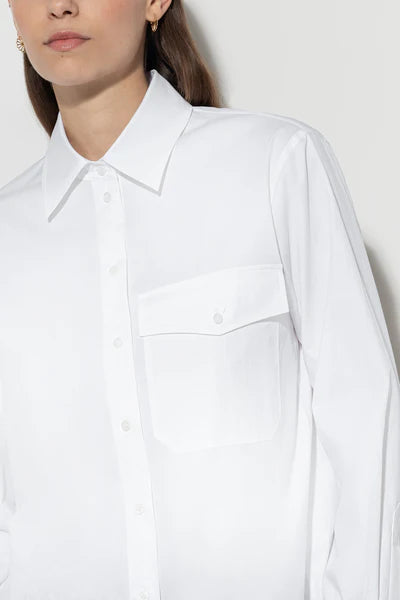 חולצה מכופתרת עם כיס אחד מקדימההרכב: 97% כותנה, 3% אלסטןהדוגמנית בגובה 1.78 ולובשת מידה 36 אירופאית