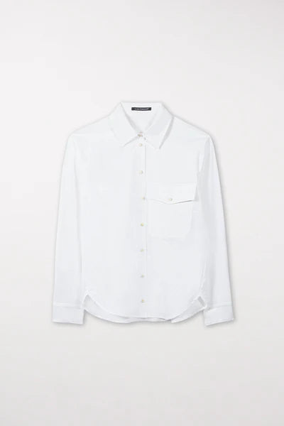 חולצה מכופתרת עם כיס אחד מקדימההרכב: 97% כותנה, 3% אלסטןהדוגמנית בגובה 1.78 ולובשת מידה 36 אירופאית