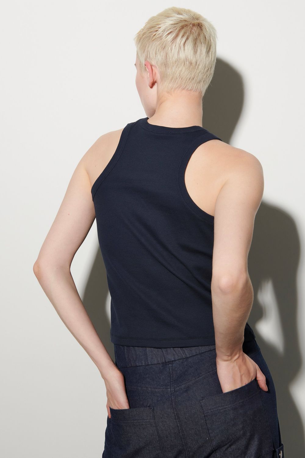 גופייה בגזרת סלים פיט הרכב: 97% כותנה, 3% אלסטןהדוגמנית בגובה 1.78 ולובשת מידה 36 אירופאית