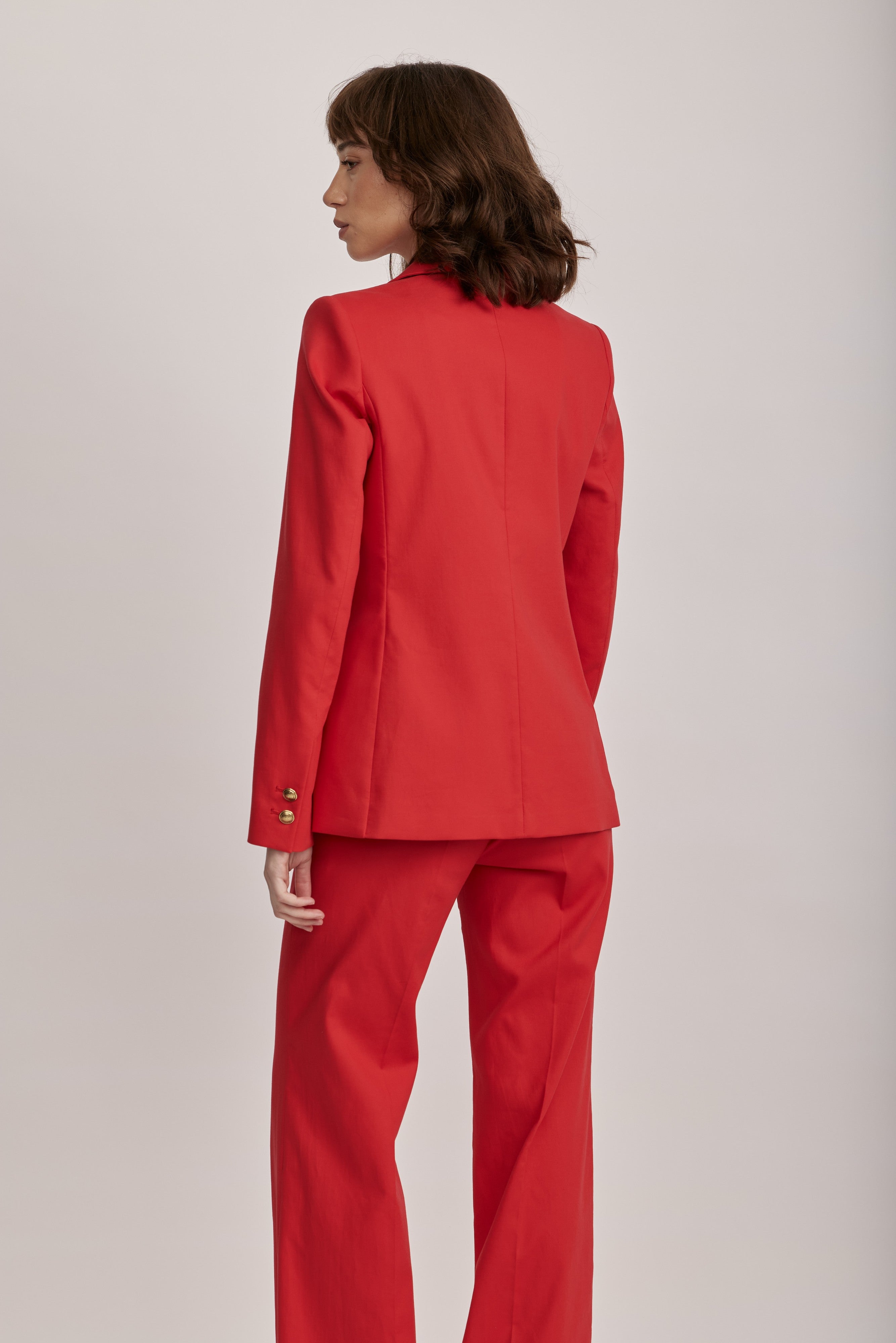 בלייזר מחוייט מבית המותג Luisa Cerano, עשוי אריג גברדין כותנה אלסטי. גזרה קלאסית, עם צווארון דש, כיסי פאץ', בטנה פנימית, וסגירה באמצעות כפתורים מוזהבים דקורטיביים.הרכב: 97% כותנה, 3% אלסטןהדוגמנית בגובה 1.75 ולובשת מידה 36 של Luisa Cerano