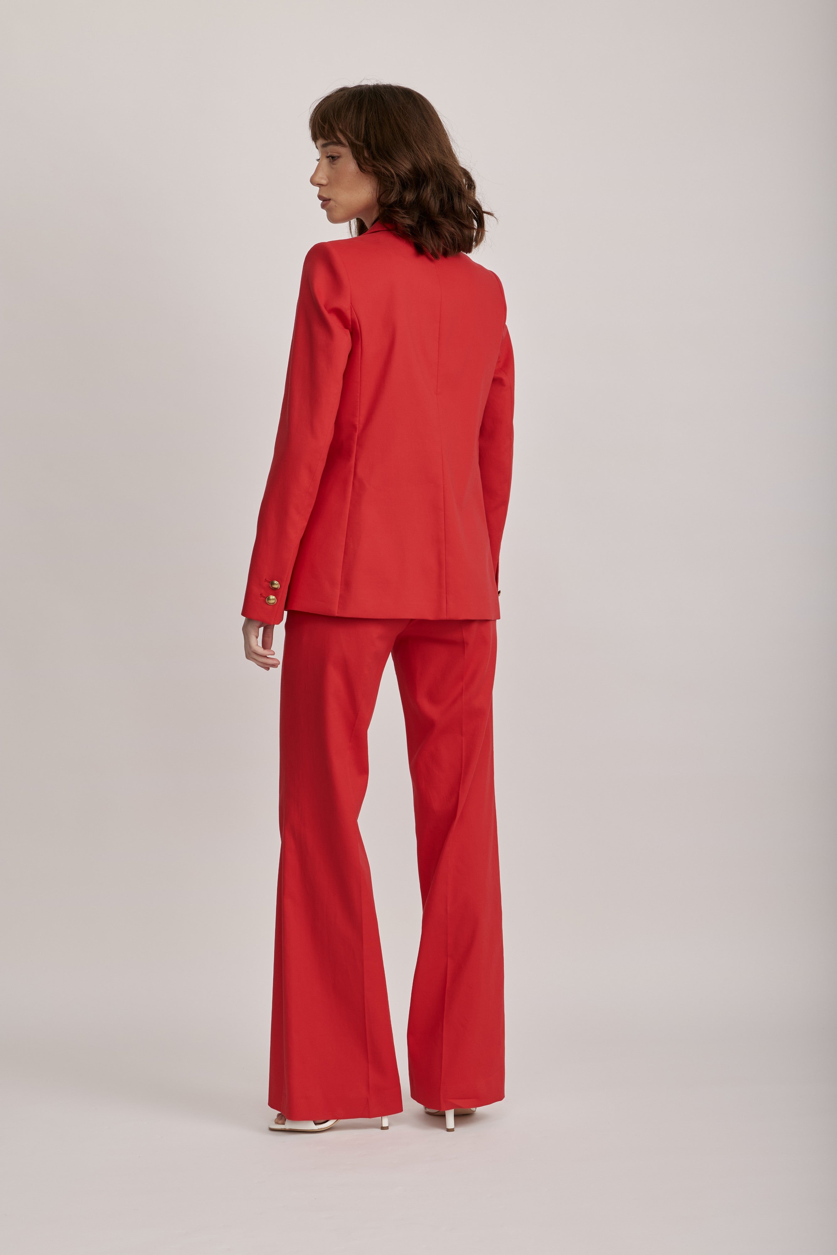 בלייזר מחוייט מבית המותג Luisa Cerano, עשוי אריג גברדין כותנה אלסטי. גזרה קלאסית, עם צווארון דש, כיסי פאץ', בטנה פנימית, וסגירה באמצעות כפתורים מוזהבים דקורטיביים.הרכב: 97% כותנה, 3% אלסטןהדוגמנית בגובה 1.75 ולובשת מידה 36 של Luisa Cerano