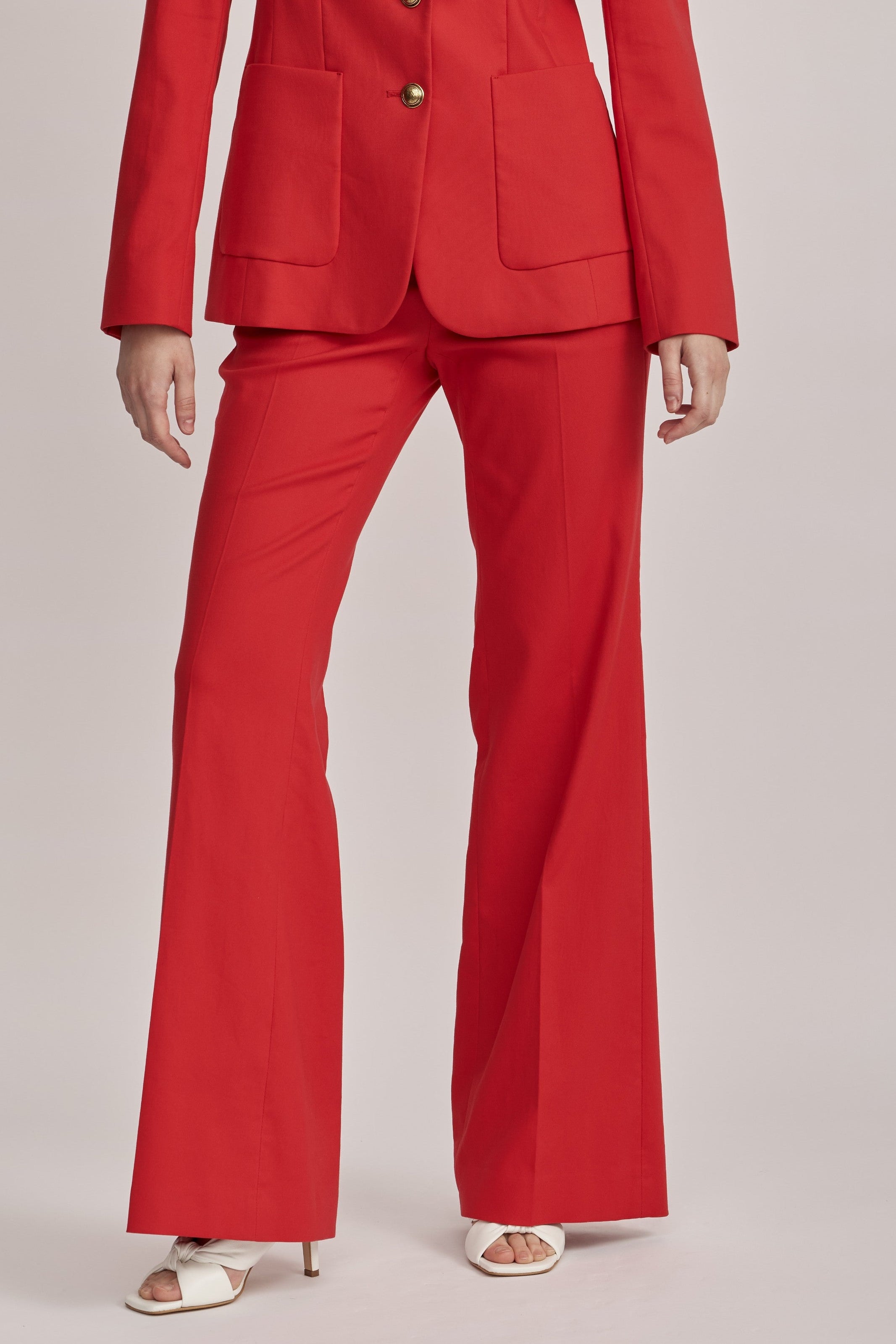 מכנסיים מחוייטים מבית המותג Luisa Cerano, עשויים אריג גברדין כותנה אלסטי. גזרה מתרחבת, עם כיסי צד בסגירת כפתורים מוזהבים דקורטיביים.הרכב: 97% כותנה, 3% אלסטןהדוגמנית בגובה 1.75 ולובשת מידה 36 של Luisa Cerano