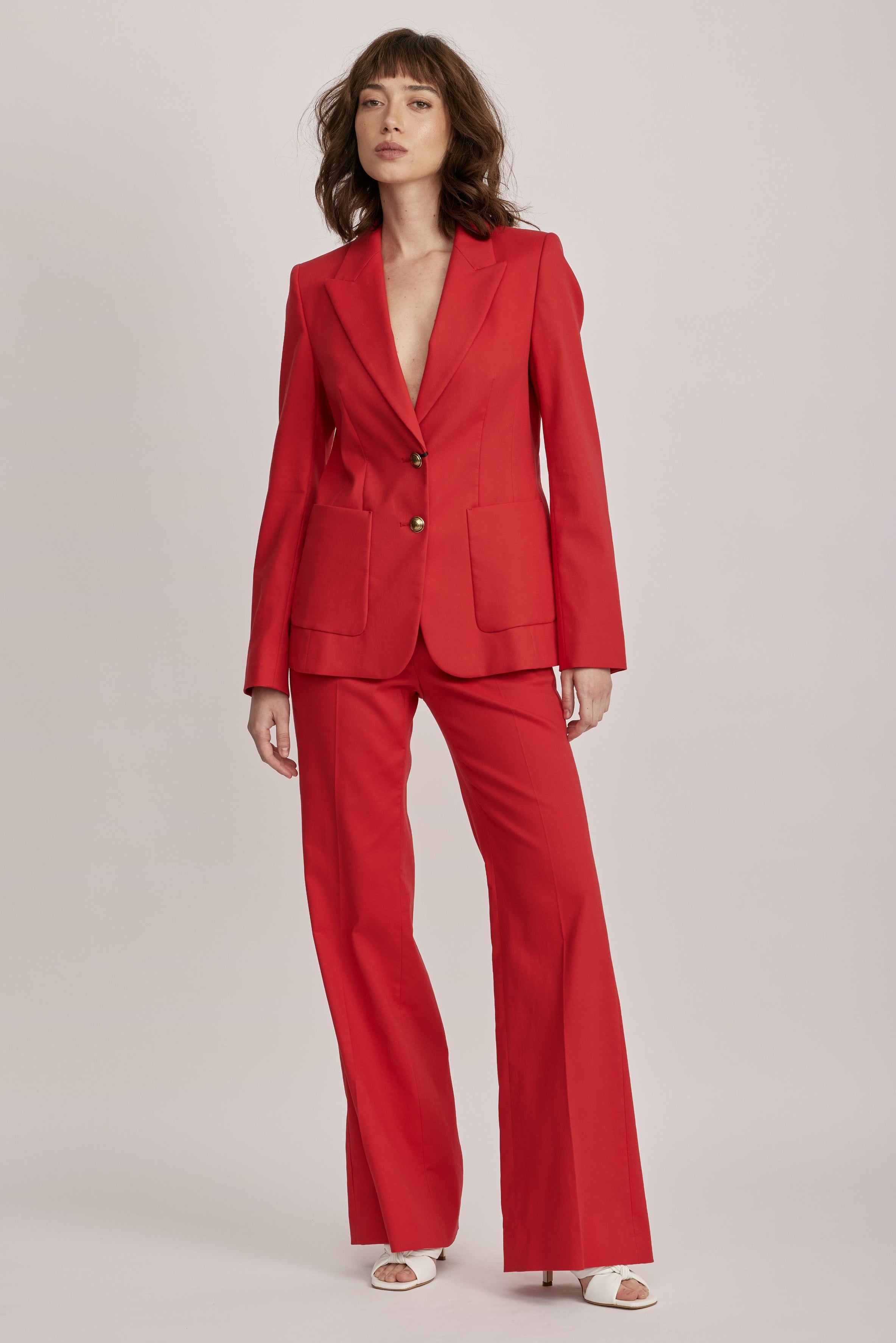 מכנסיים מחוייטים מבית המותג Luisa Cerano, עשויים אריג גברדין כותנה אלסטי. גזרה מתרחבת, עם כיסי צד בסגירת כפתורים מוזהבים דקורטיביים.הרכב: 97% כותנה, 3% אלסטןהדוגמנית בגובה 1.75 ולובשת מידה 36 של Luisa Cerano