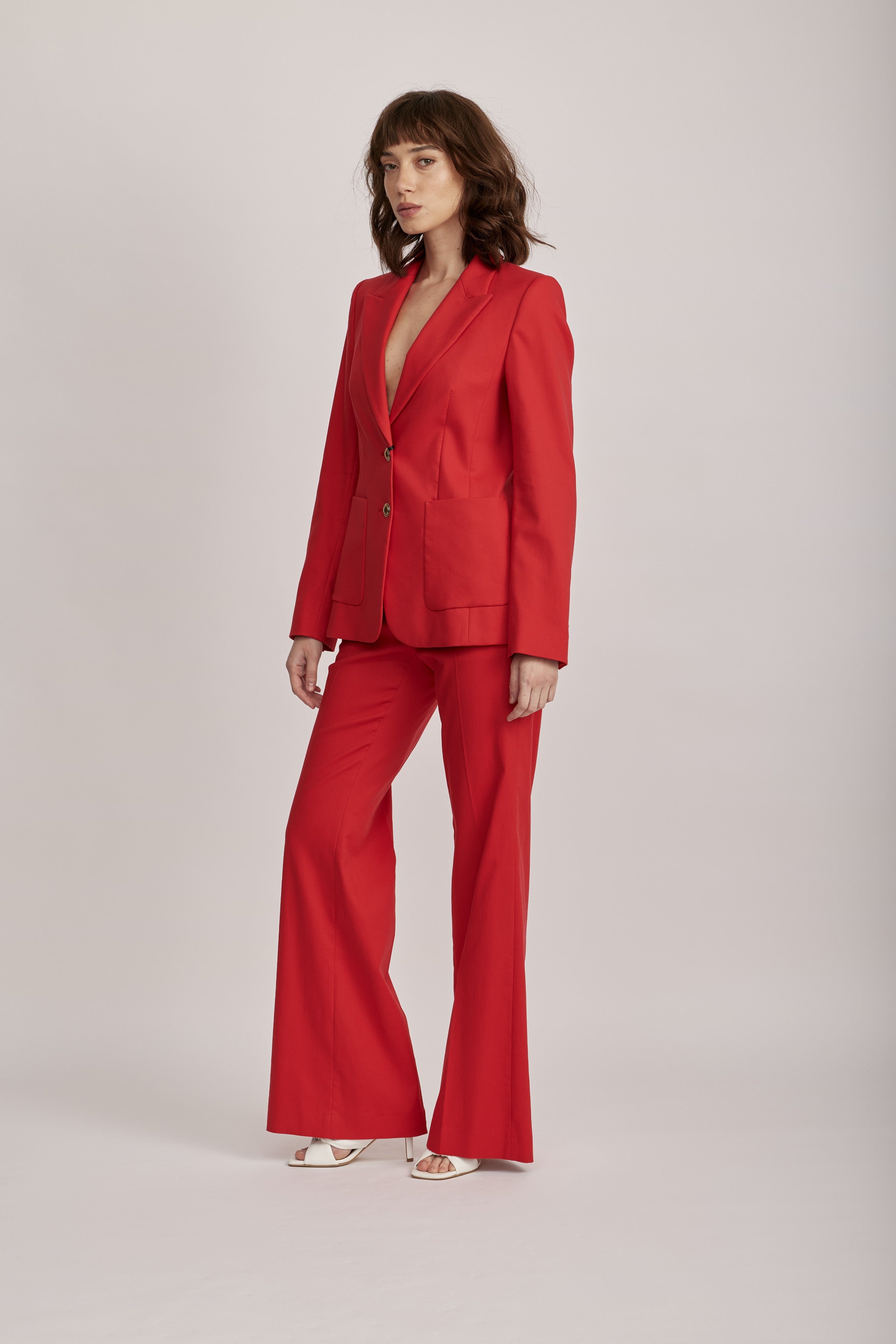 מכנסיים מחוייטים מבית המותג Luisa Cerano, עשויים אריג גברדין כותנה אלסטי. גזרה מתרחבת, עם כיסי צד בסגירת כפתורים מוזהבים דקורטיביים.הרכב: 97% כותנה, 3% אלסטןהדוגמנית בגובה 1.75 ולובשת מידה 36 של Luisa Cerano