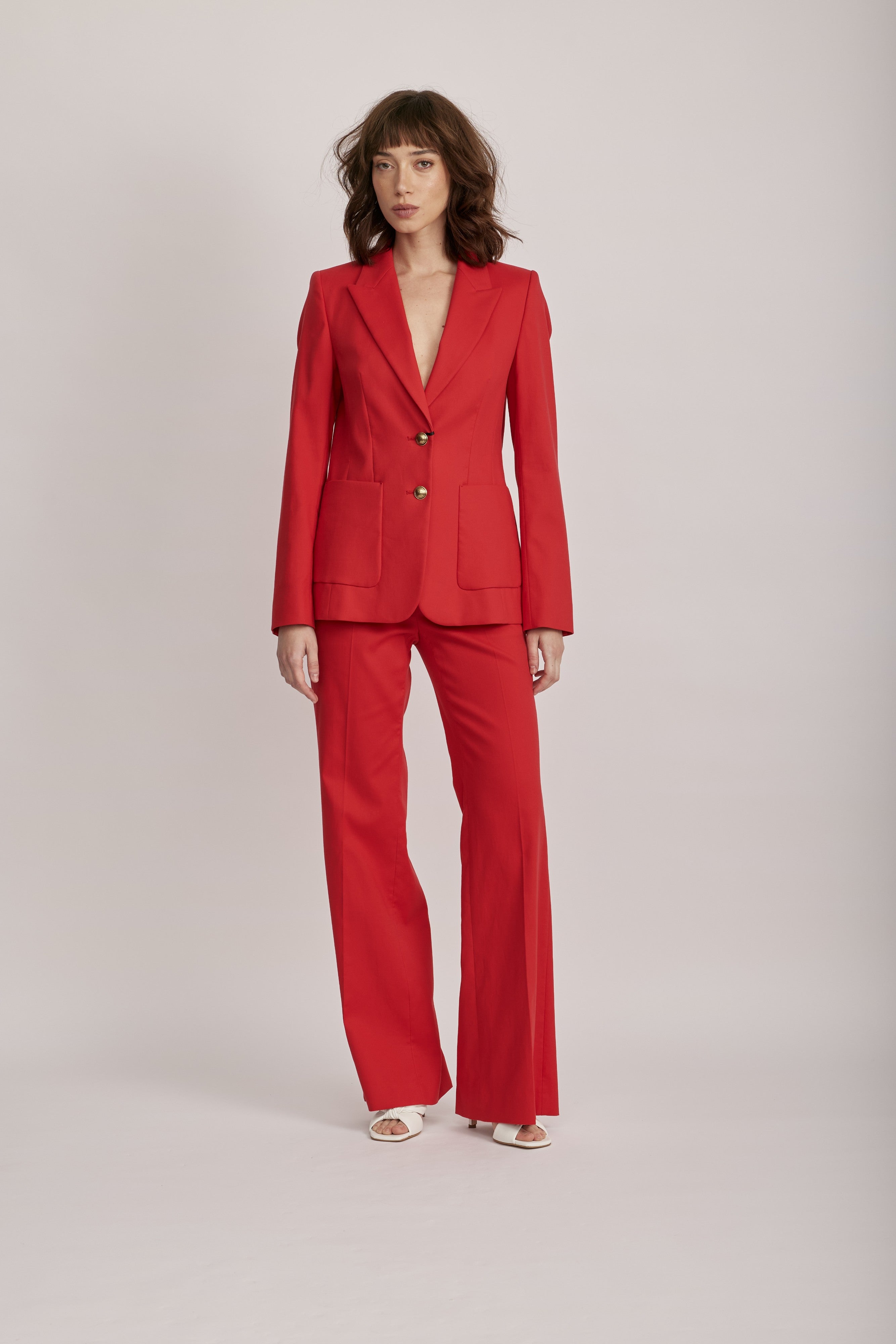 בלייזר מחוייט מבית המותג Luisa Cerano, עשוי אריג גברדין כותנה אלסטי. גזרה קלאסית, עם צווארון דש, כיסי פאץ', בטנה פנימית, וסגירה באמצעות כפתורים מוזהבים דקורטיביים.הרכב: 97% כותנה, 3% אלסטןהדוגמנית בגובה 1.75 ולובשת מידה 36 של Luisa Cerano