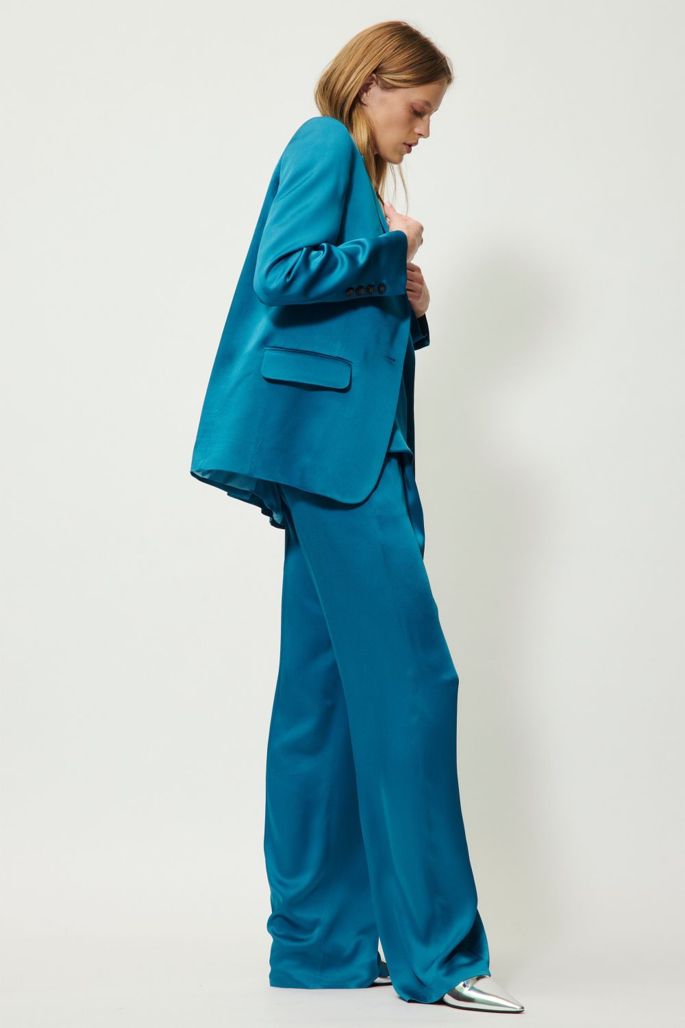 בלייזר סאטן אלגני סינגל ברסטהרכב: 71% אצטט, 29% ויסקוזה; בטנה: 57% ויסקוזה, 43% פוליאסטרהדוגמנית בגובה 1.78 ולובשת מידה 36 אירופאית