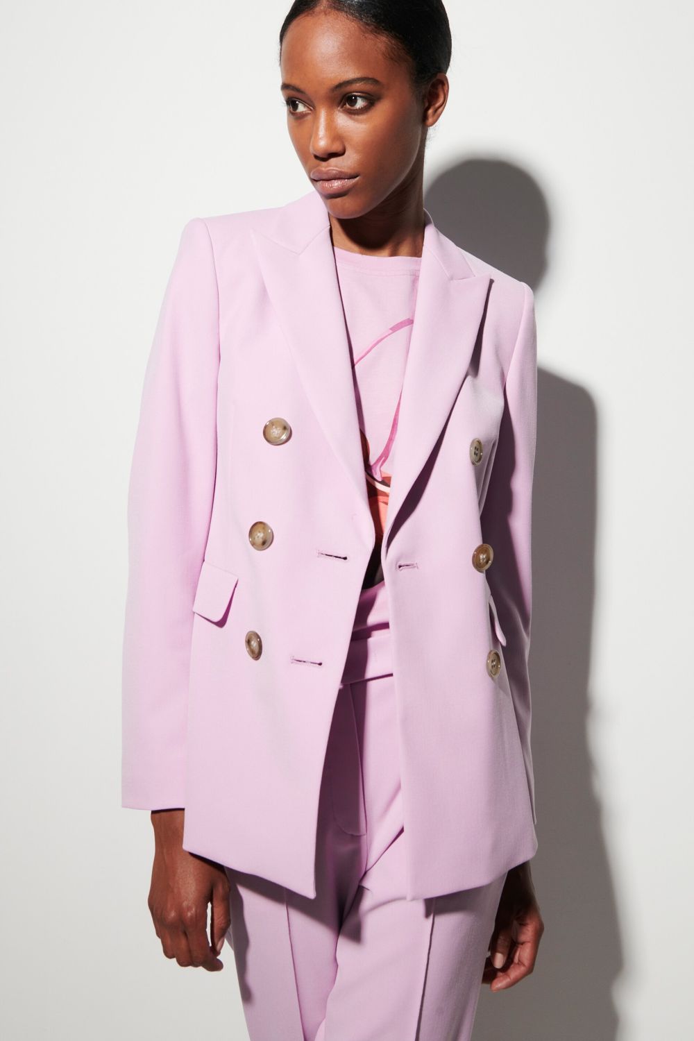 בלייזר דאבל ברסט הרכב: 57% ויסקוזה, 43% פוליאסטר; בטנה: 67% פוליאסטר, 29 ויסקוזה, 4% אלסטןהדוגמנית בגובה 1.78 ולובשת מידה 36 אירופאית