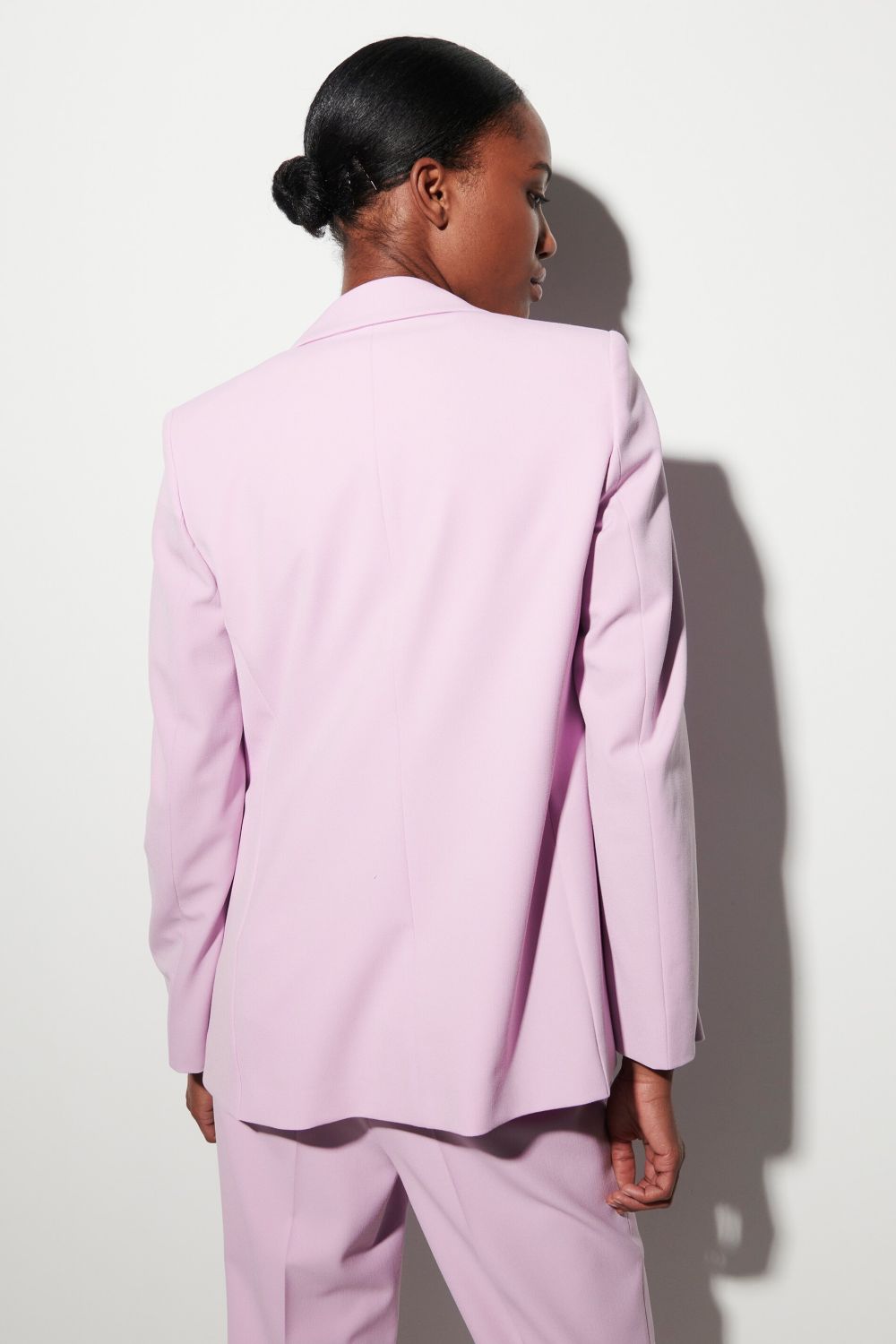 בלייזר דאבל ברסט הרכב: 57% ויסקוזה, 43% פוליאסטר; בטנה: 67% פוליאסטר, 29 ויסקוזה, 4% אלסטןהדוגמנית בגובה 1.78 ולובשת מידה 36 אירופאית