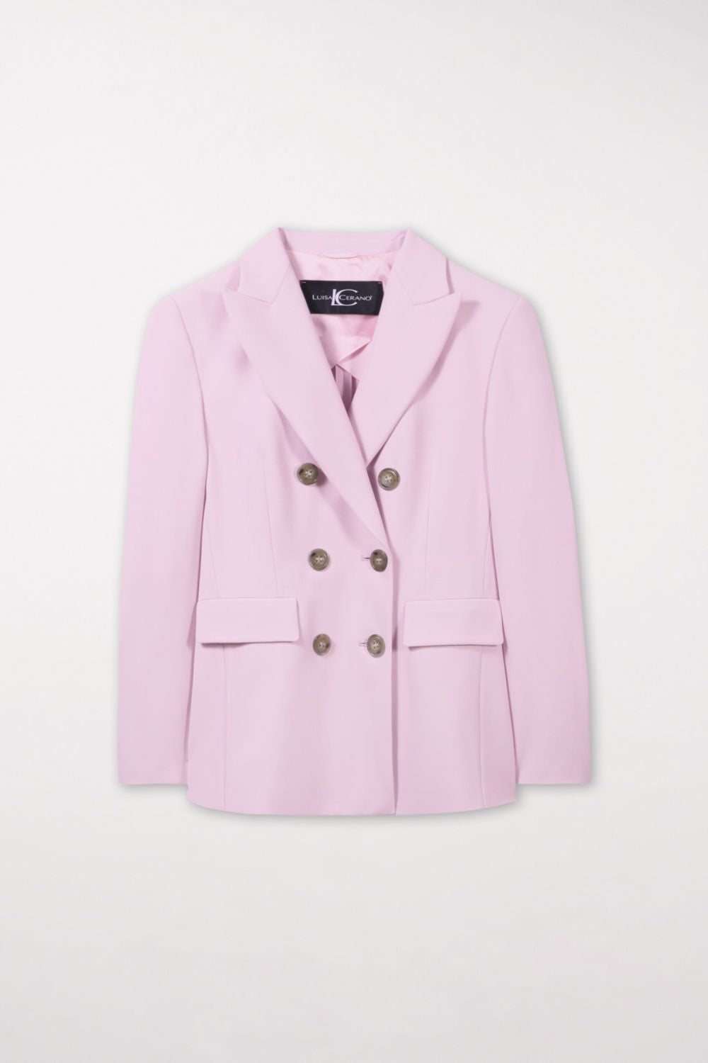 בלייזר דאבל ברסט הרכב: 57% ויסקוזה, 43% פוליאסטר; בטנה: 67% פוליאסטר, 29 ויסקוזה, 4% אלסטןהדוגמנית בגובה 1.78 ולובשת מידה 36 אירופאית