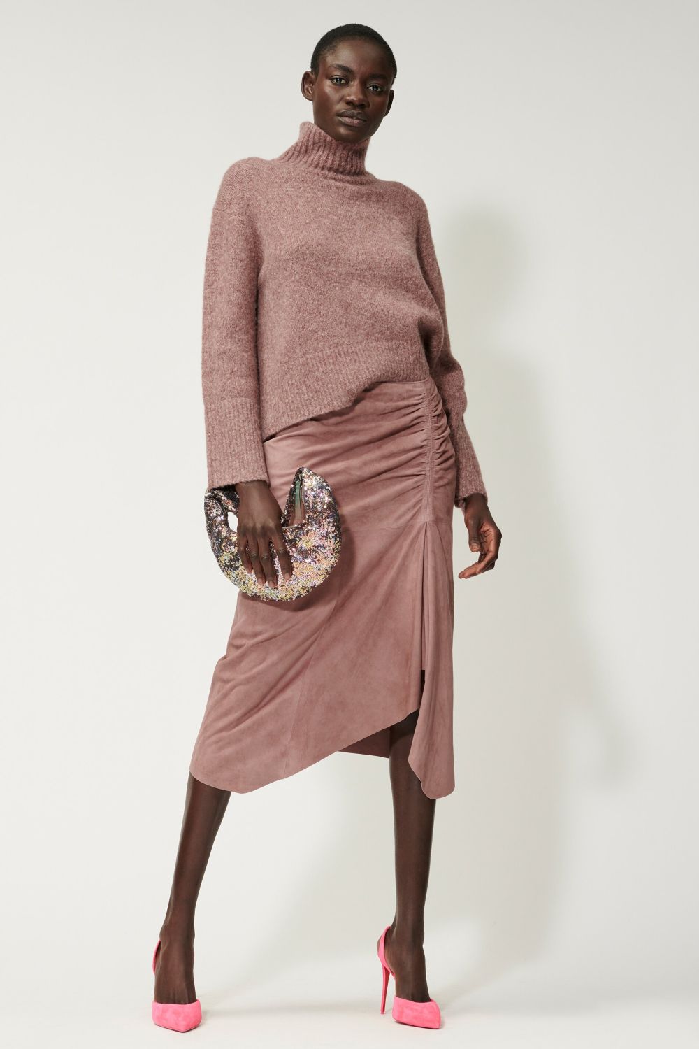 חצאית זמש א סימטרית עם כיווציםהרכב: 100% עור; בטנה: 100% פוליאסטרהדוגמנית בגובה 1.78 ולובשת מידה 36 אירופאית