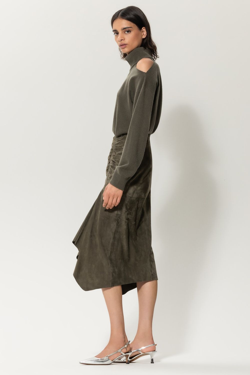 חצאית זמש א סימטרית עם כיווציםהרכב: 100% עור; בטנה: 100% פוליאסטרהדוגמנית בגובה 1.78 ולובשת מידה 36 אירופאית