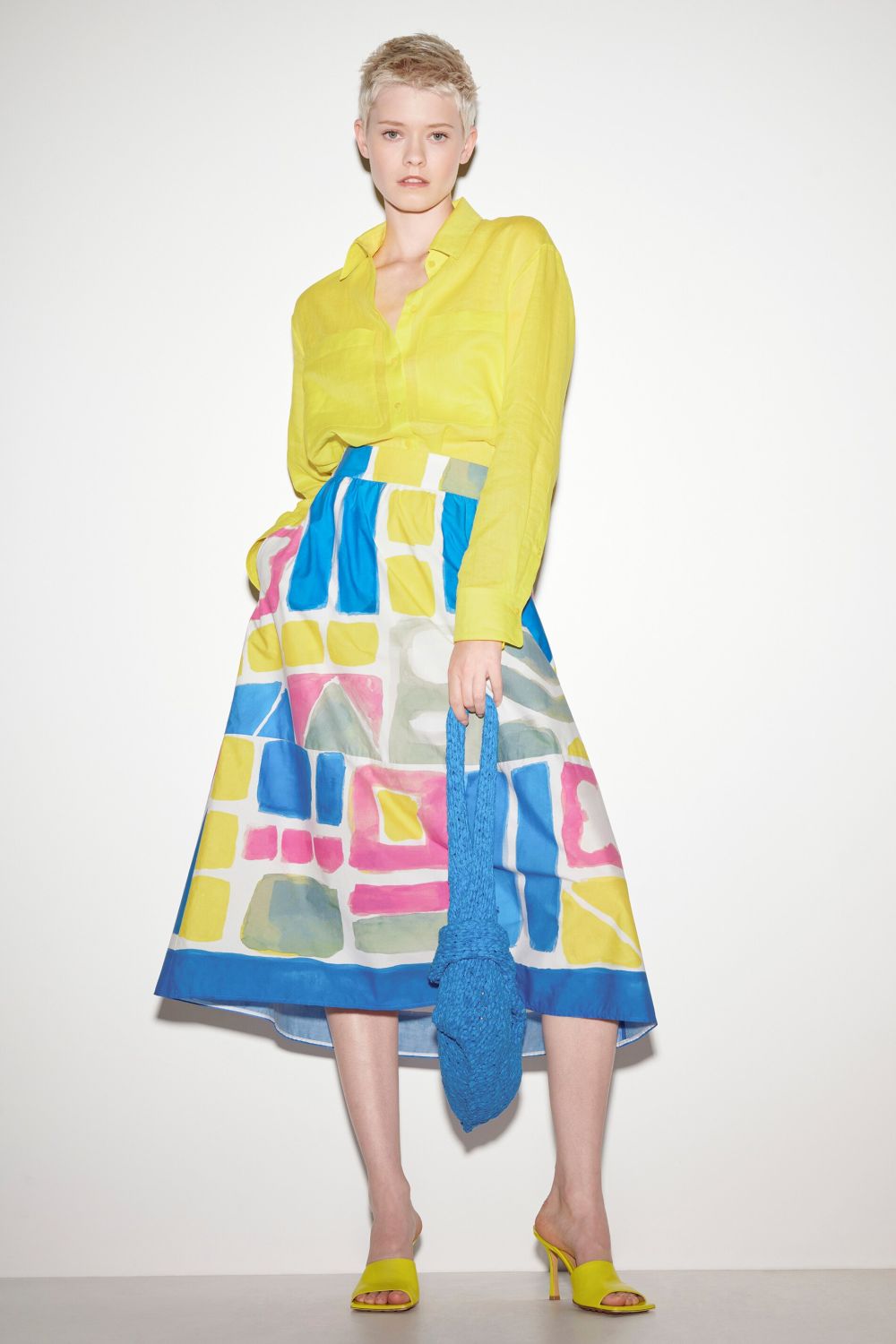 חצאית מידי עם הדפס אתני צבעוניהרכב: 100% כותנה; בטנה: 62% מודאל, 38% פוליאסטרהדוגמנית בגובה 1.78 ולובשת מידה 36 אירופאית