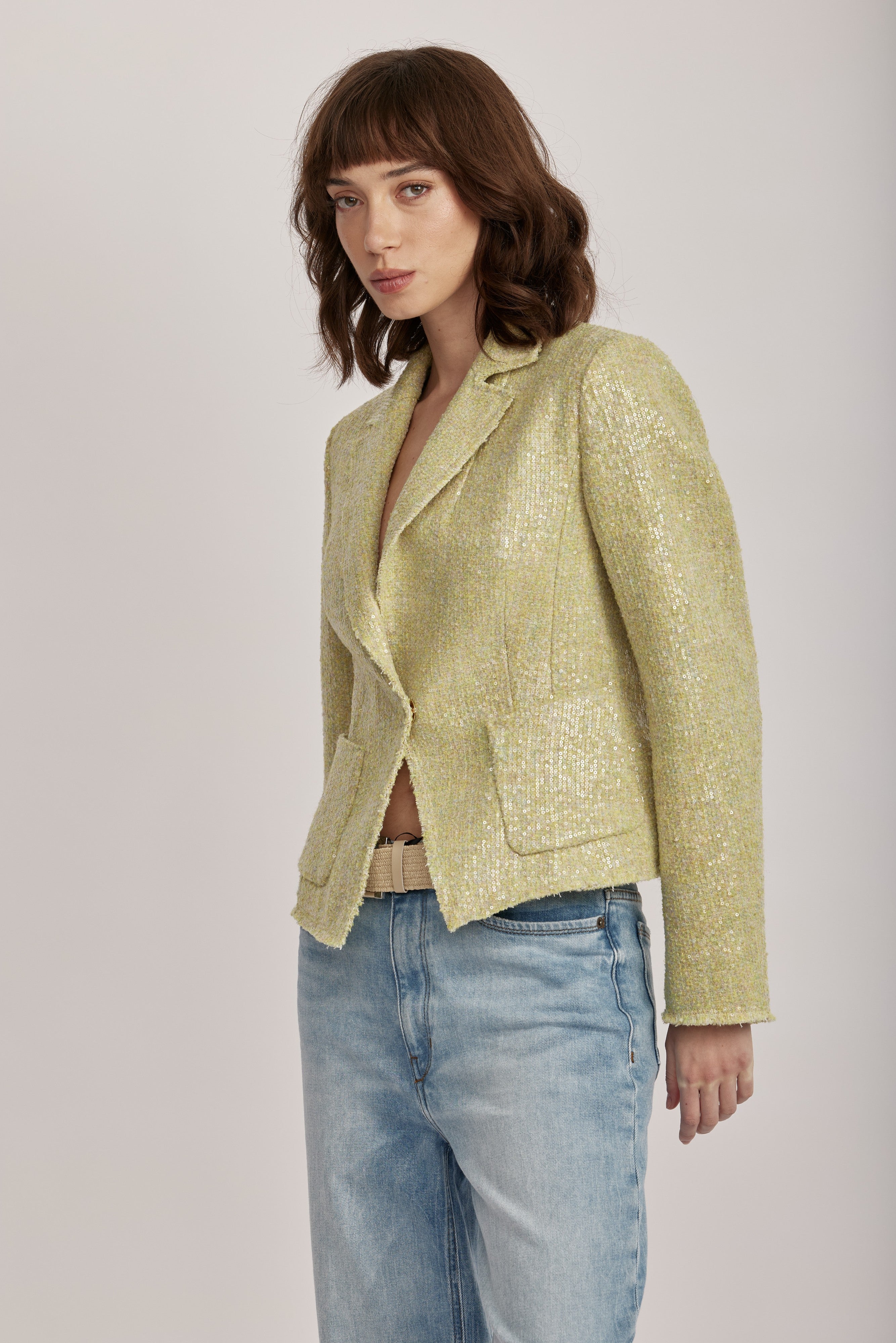 ז'קט בלייזר מבית המותג Luisa Cerano, מבד טוויד קייצי, מעוטר בפאייטים שקופים ומנצנצים. גזרה קלאסית, עם צווארון דש, כיסי פאץ', בטנה פנימית, וסגירה באמצעות כפתור תיקתק.הרכב: 80% פוליאסטר, 20% צמרהדוגמנית בגובה 1.75 ולובשת מידה 36 של Luisa Cerano