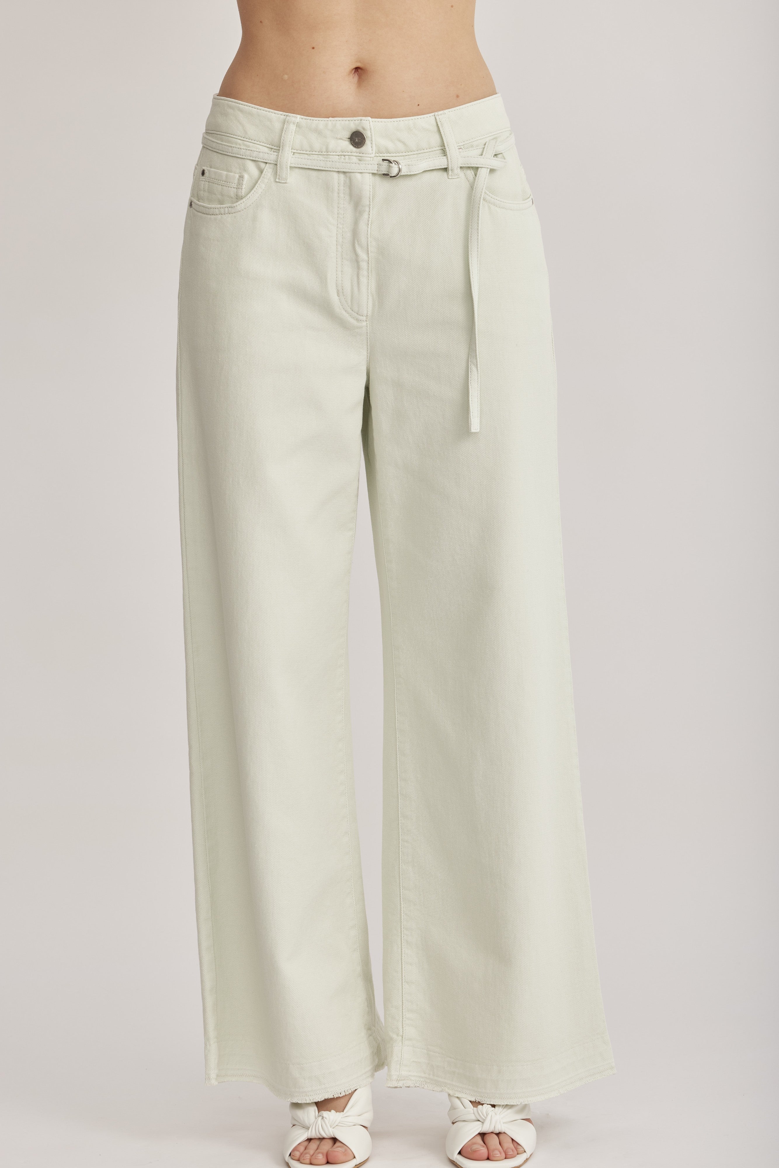 ג'ינס רחב מבית המותג Luisa Cerano, מבד דנים רך בצביעה ייחודית. מכנסיים בגזרת Wide Leg נוחה ואופנתית, עם תוספת של חגורת מותן דקה. עיצוב 5 כיסים קלאסי, סגירה באמצעות רוכסן וכפתור, ולולאות לחגורה.הרכב בד: 50% כותנה, 50% ליוסל (Tencel)הדוגמנית בגובה 1.75 ולובשת מידה 36 של Luisa Cerano
