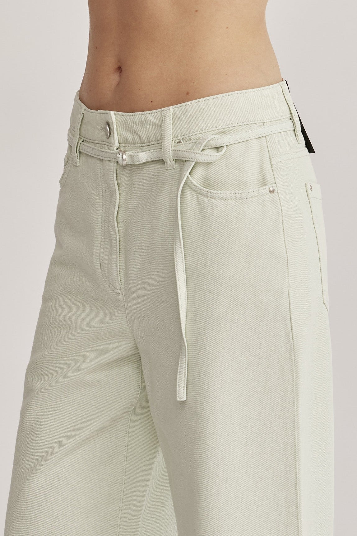 ג'ינס רחב מבית המותג Luisa Cerano, מבד דנים רך בצביעה ייחודית. מכנסיים בגזרת Wide Leg נוחה ואופנתית, עם תוספת של חגורת מותן דקה. עיצוב 5 כיסים קלאסי, סגירה באמצעות רוכסן וכפתור, ולולאות לחגורה.הרכב בד: 50% כותנה, 50% ליוסל (Tencel)הדוגמנית בגובה 1.75 ולובשת מידה 36 של Luisa Cerano