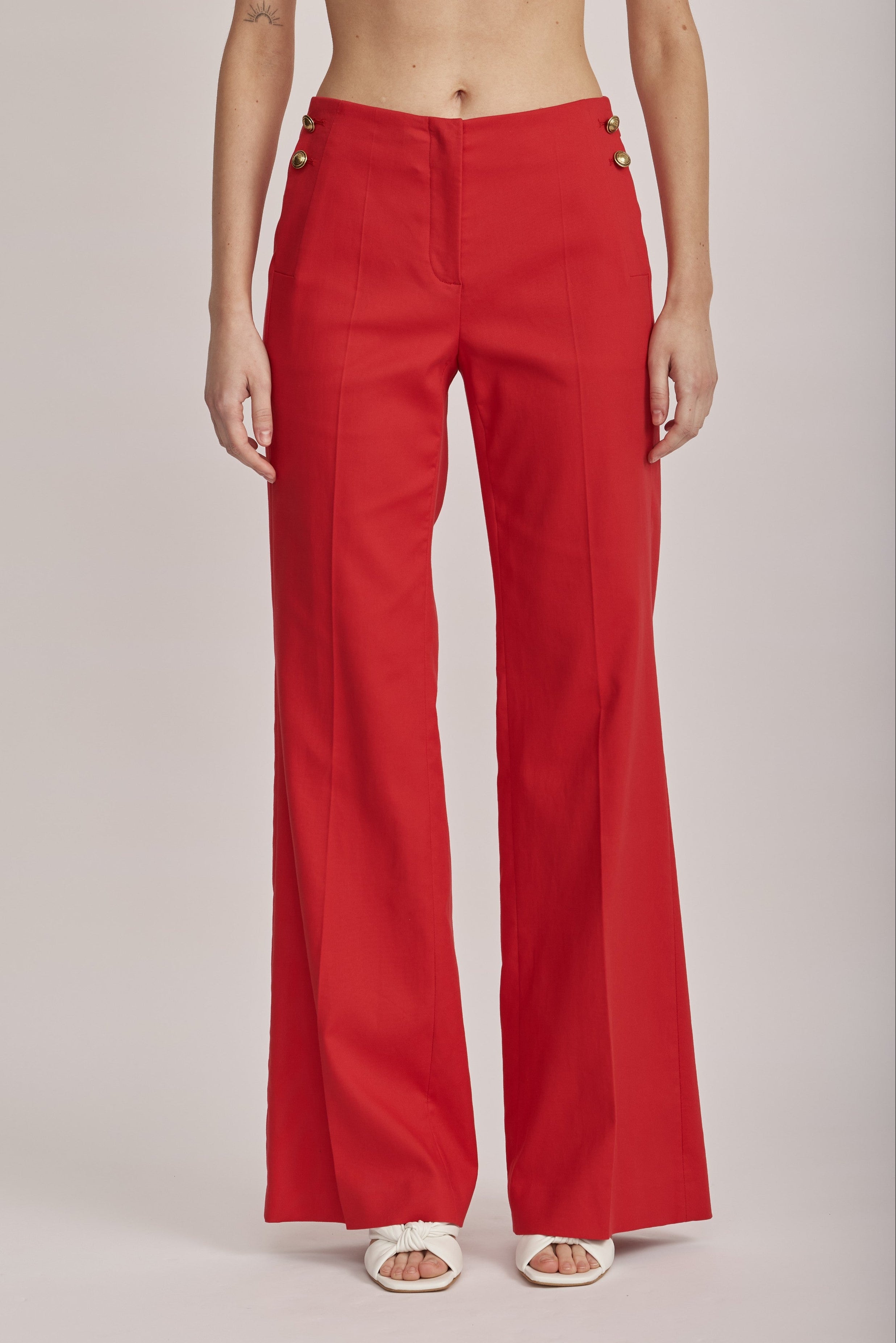 מכנסיים מחוייטים מבית המותג Luisa Cerano, עשויים אריג גברדין כותנה אלסטי. גזרה מתרחבת, עם כיסי צד בסגירת כפתורים מוזהבים דקורטיביים.הרכב: 97% כותנה, 3% אלסטןהדוגמנית בגובה 1.75 ולובשת מידה 36 של Luisa Cerano