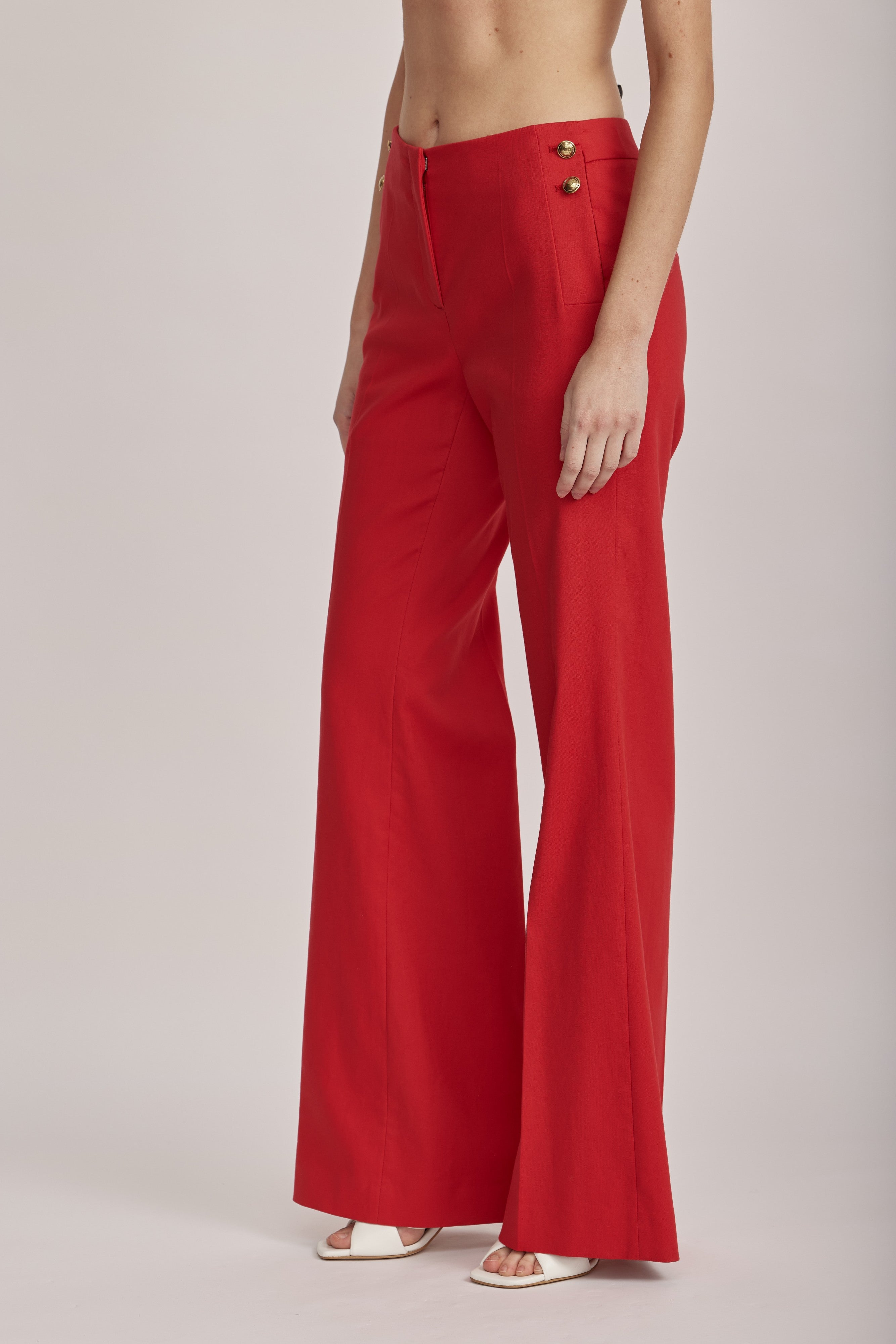 מכנסיים מחוייטים מבית המותג Luisa Cerano, עשויים אריג גברדין כותנה אלסטי. גזרה מתרחבת, עם כיסי צד בסגירת כפתורים מוזהבים דקורטיביים.הרכב: 97% כותנה, 3% אלסטןהדוגמנית בגובה 1.75 ולובשת מידה 36 של Luisa Cerano