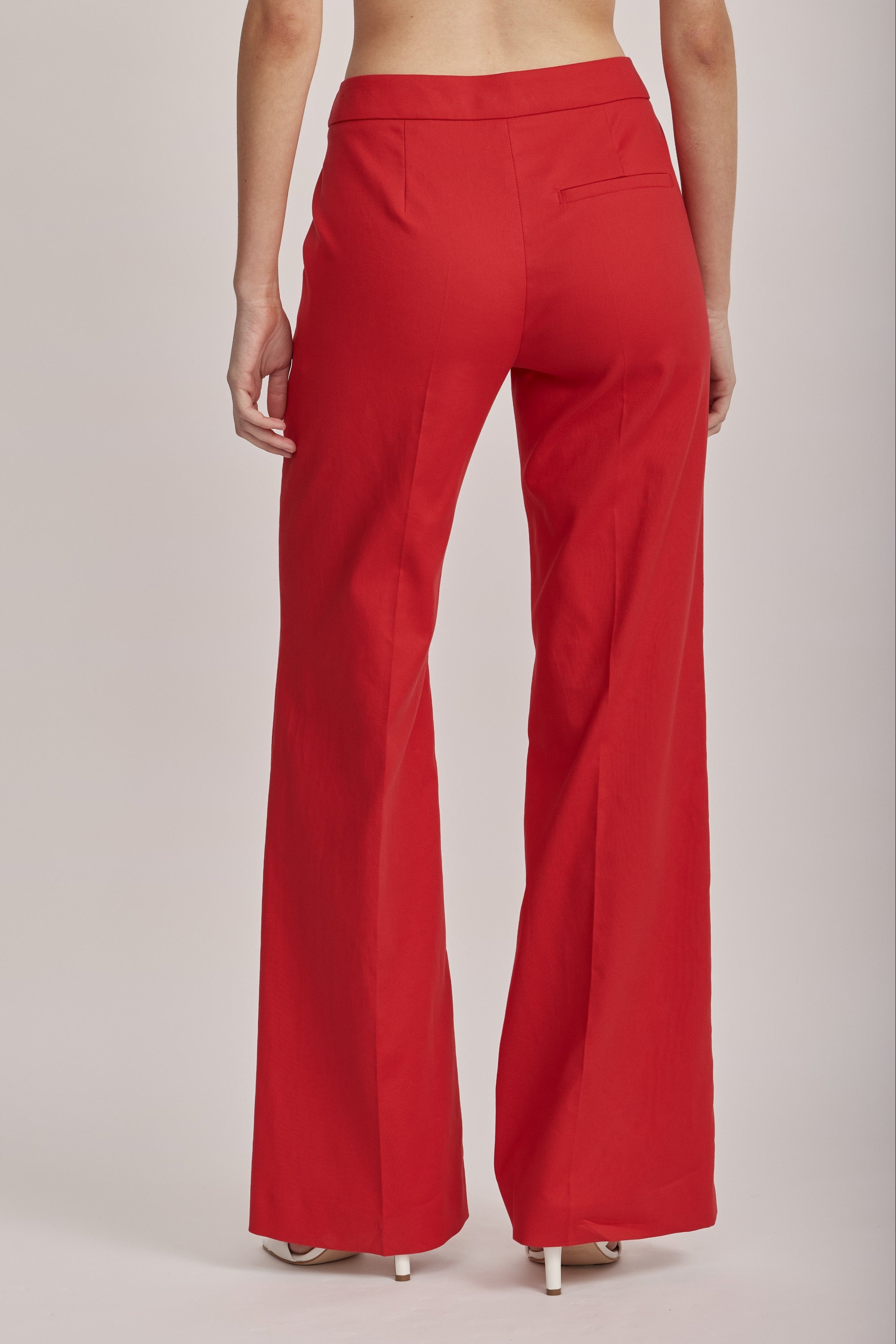 מכנסיים מחוייטים מבית המותג Luisa Cerano, עשויים אריג גברדין כותנה אלסטי. גזרה מתרחבת, עם כיסי צד בסגירת כפתורים מוזהבים דקורטיביים.הרכב: 97% כותנה, 3% אלסטןהדוגמנית בגובה 1.75 ולובשת מידה 36 של Luisa Cerano