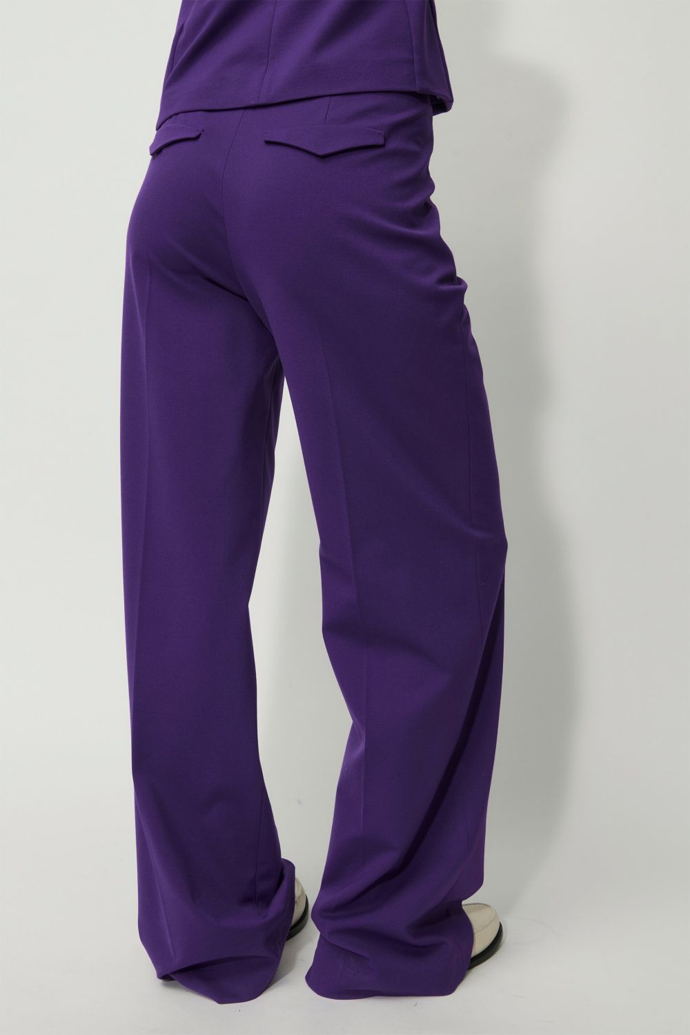 מכנסיים בגזרה גבוהה במראה מחוייטהרכב: 56% ויסקוזה, 36% פוליאמיד, 8% אלסטןהדוגמנית בגובה 1.78 ולובשת מידה 36 אירופאית