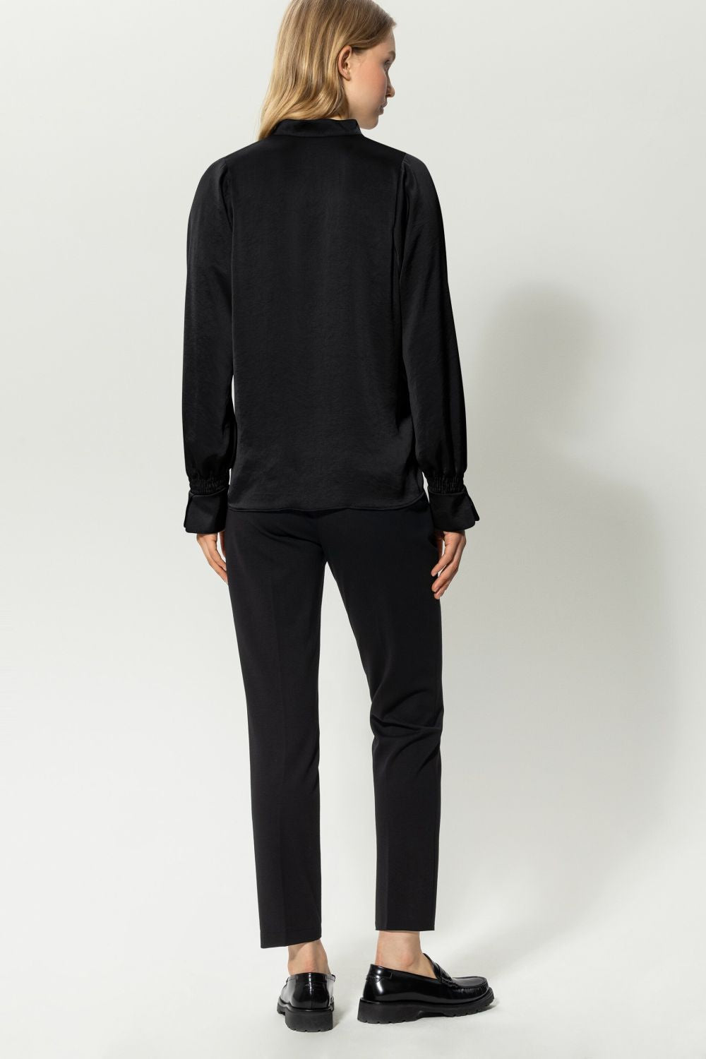 מכנסי ג'וגר צרים במראה מחוייט עם שרוך קשירה במותןהרכב: 56% ויסקוזה, 36% פוליאמיד, 8% אלסטןהדוגמנית בגובה 1.78 ולובשת מידה 36 אירופאית