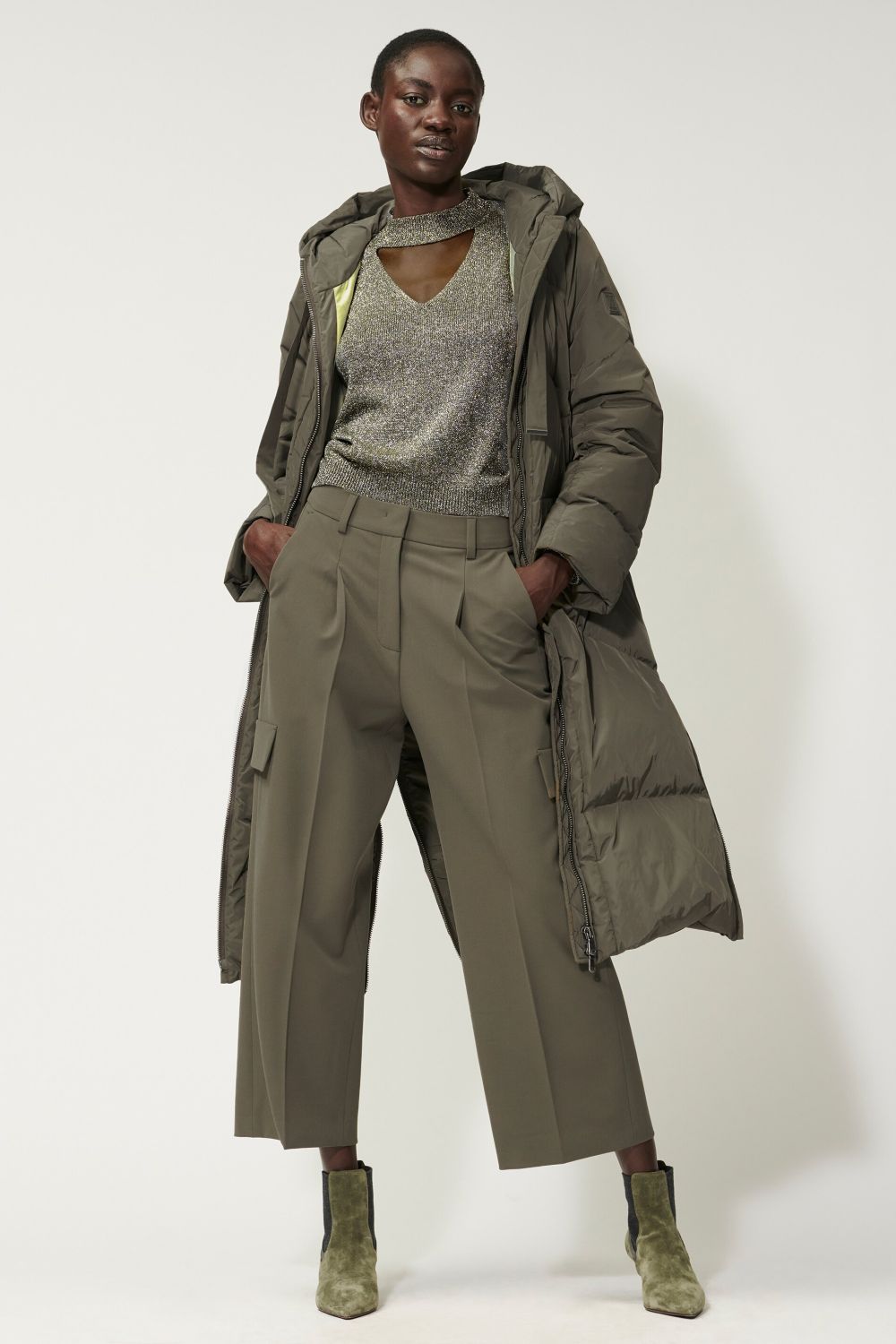 מכנסי קרגו רחבים במראה מחוייטהרכב: 64% פוליאסטר, 27% ויסקוזה, 9% אלסטןהדוגמנית בגובה 1.78 ולובשת מידה 36 אירופאית