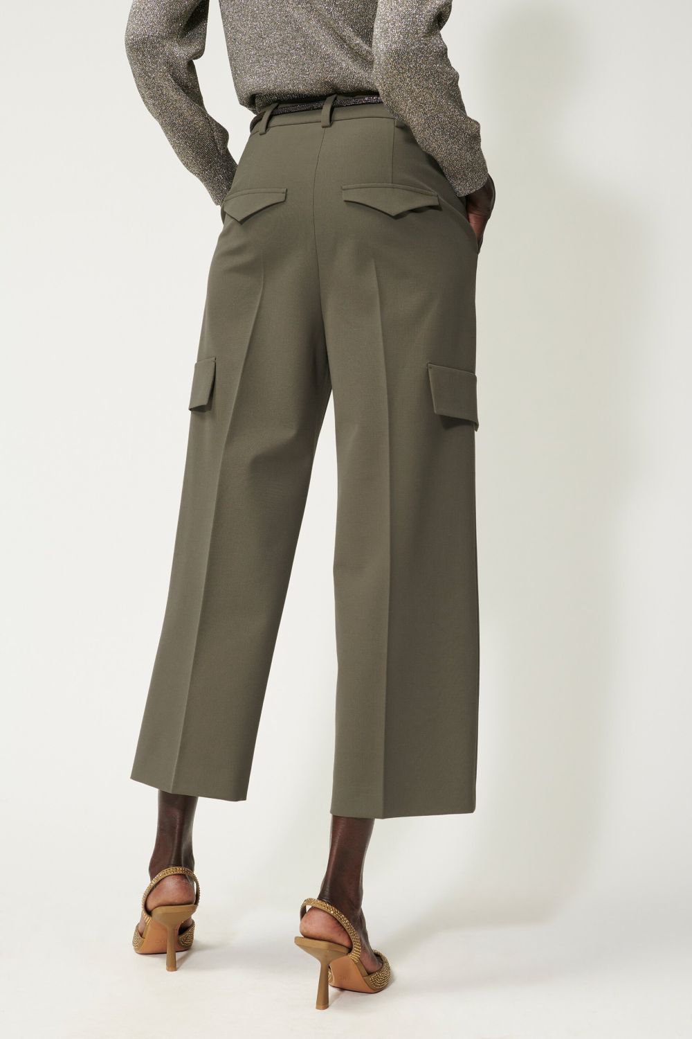 מכנסי קרגו רחבים במראה מחוייטהרכב: 64% פוליאסטר, 27% ויסקוזה, 9% אלסטןהדוגמנית בגובה 1.78 ולובשת מידה 36 אירופאית