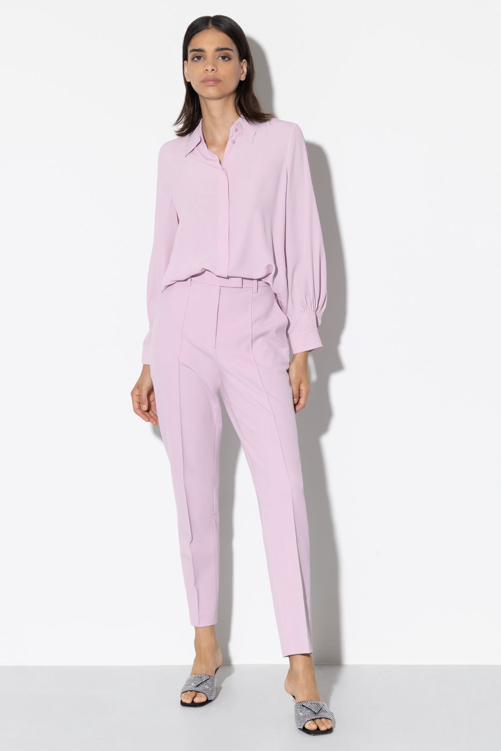 מכנסיים מחוייטים בגזרה ישרההרכב: 67% פוליאסטר, 29% ויסקוזה, 4% אלסטןהדוגמנית בגובה 1.78 ולובשת מידה 36 אירופאית