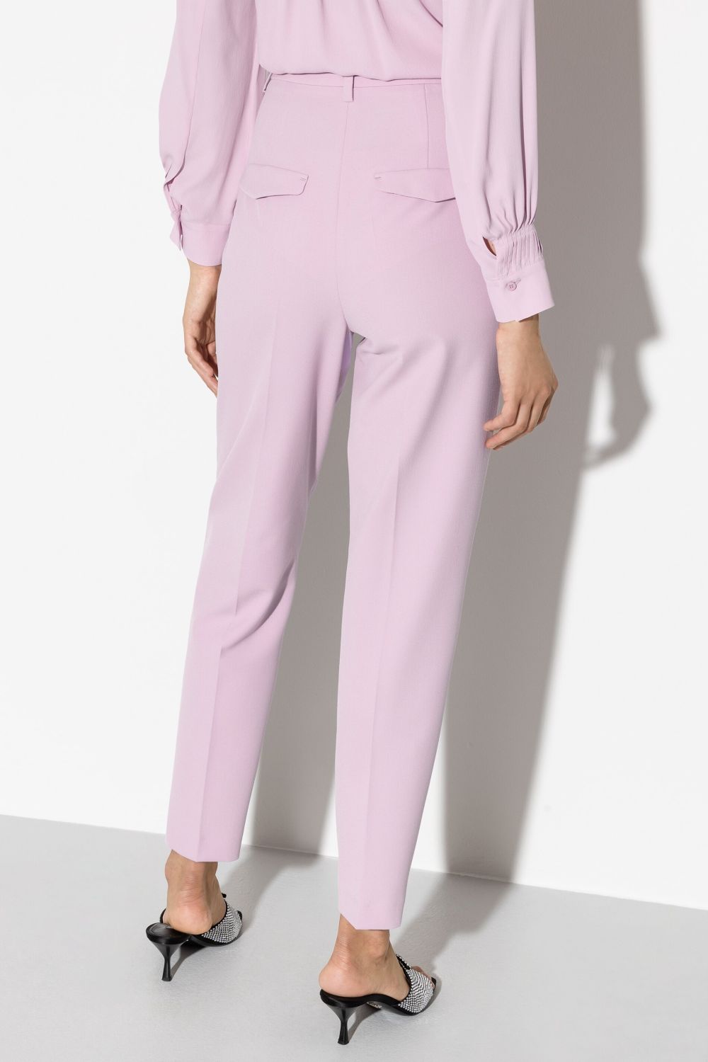 מכנסיים מחוייטים בגזרה ישרההרכב: 67% פוליאסטר, 29% ויסקוזה, 4% אלסטןהדוגמנית בגובה 1.78 ולובשת מידה 36 אירופאית