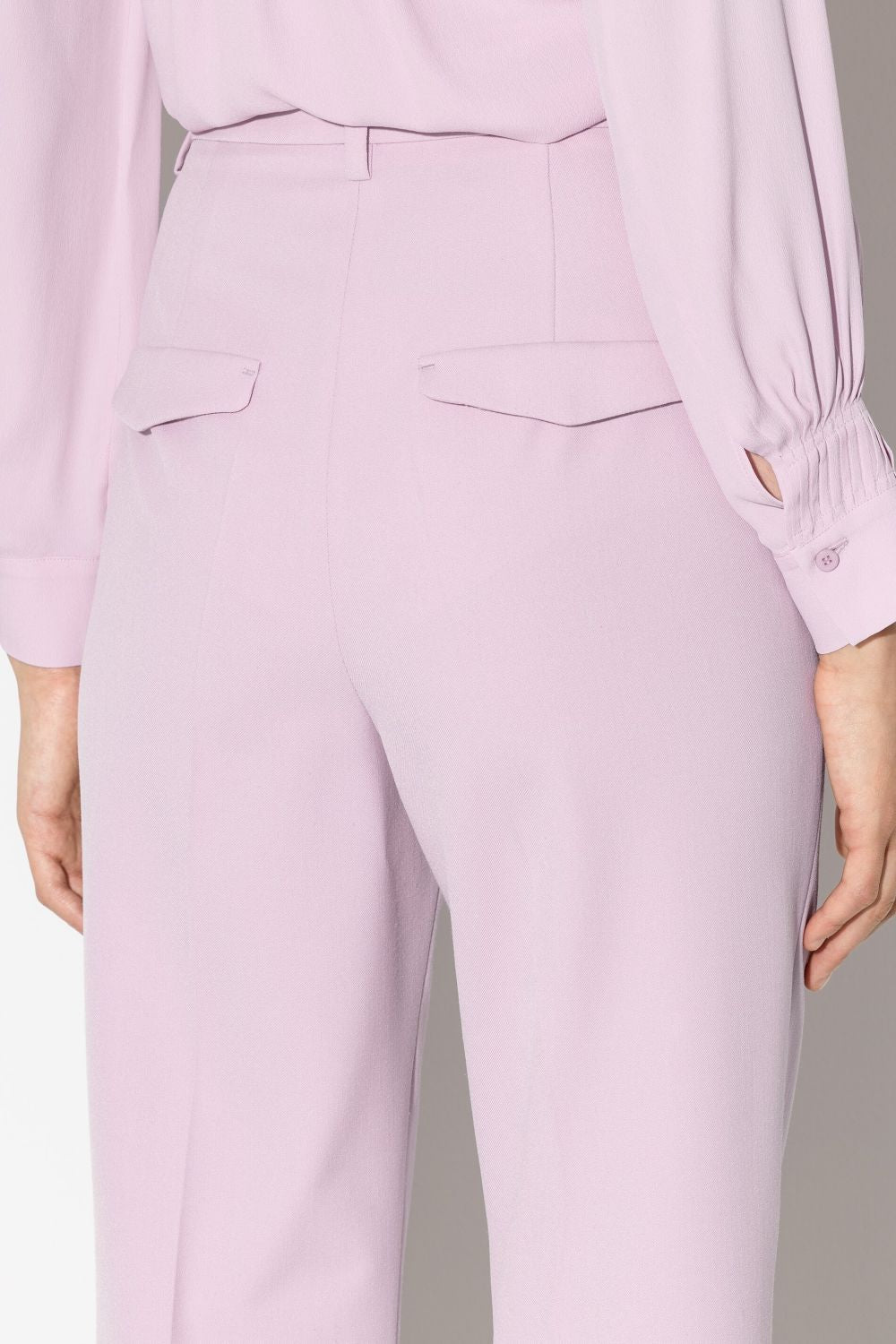 מכנסיים מחוייטים בגזרה ישרההרכב: 67% פוליאסטר, 29% ויסקוזה, 4% אלסטןהדוגמנית בגובה 1.78 ולובשת מידה 36 אירופאית