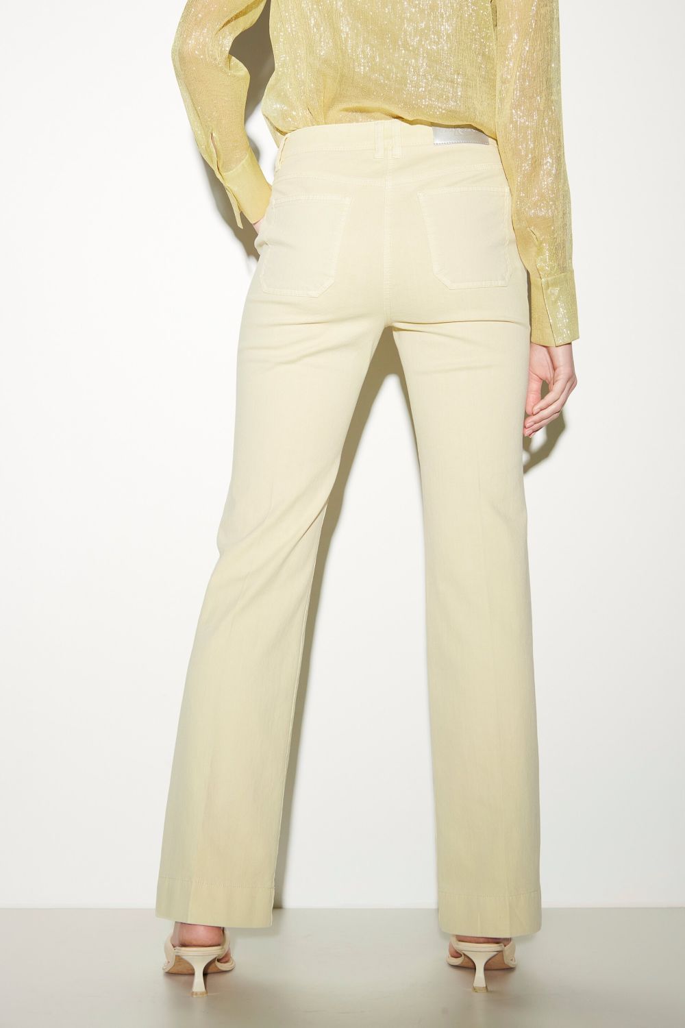 מכנסי ג'ינס מתרחביםהרכב: 97% כותנה, 3% אלסטןהדוגמנית בגובה 1.78 ולובשת מידה 36 אירופאית