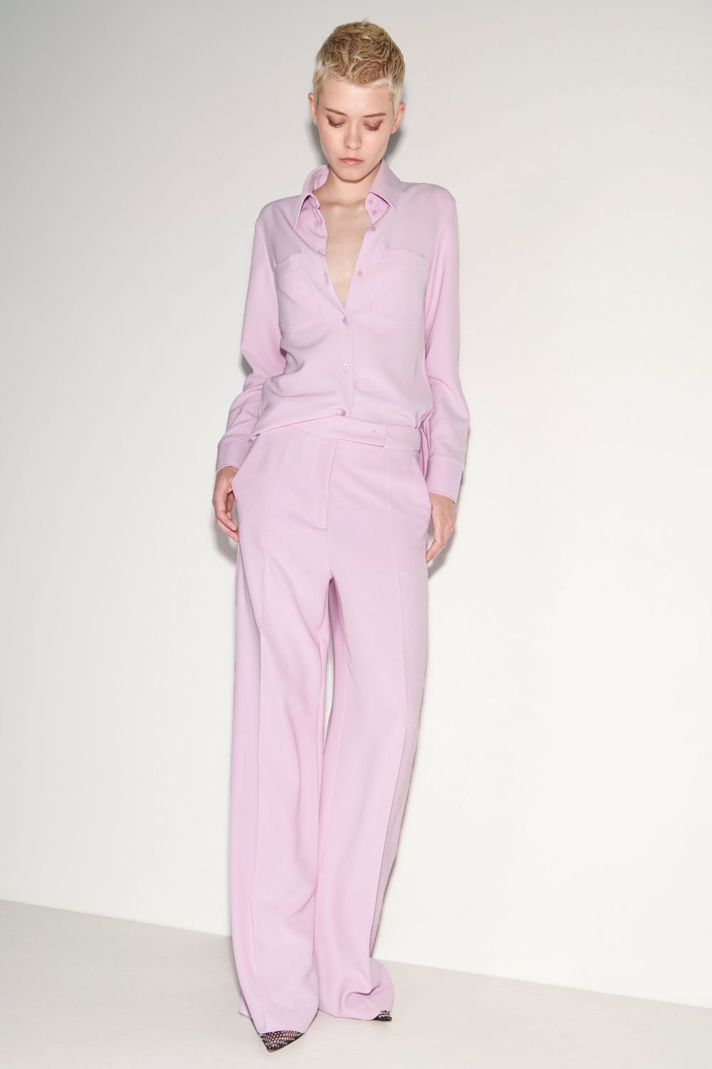 מכנסיים מחוייטים מתרחבים עם רצועת גומי בחלק האחוריהרכב: 94% פוליאסטר, 6% אלסטןהדוגמנית בגובה 1.78 ולובשת מידה 36 אירופאית