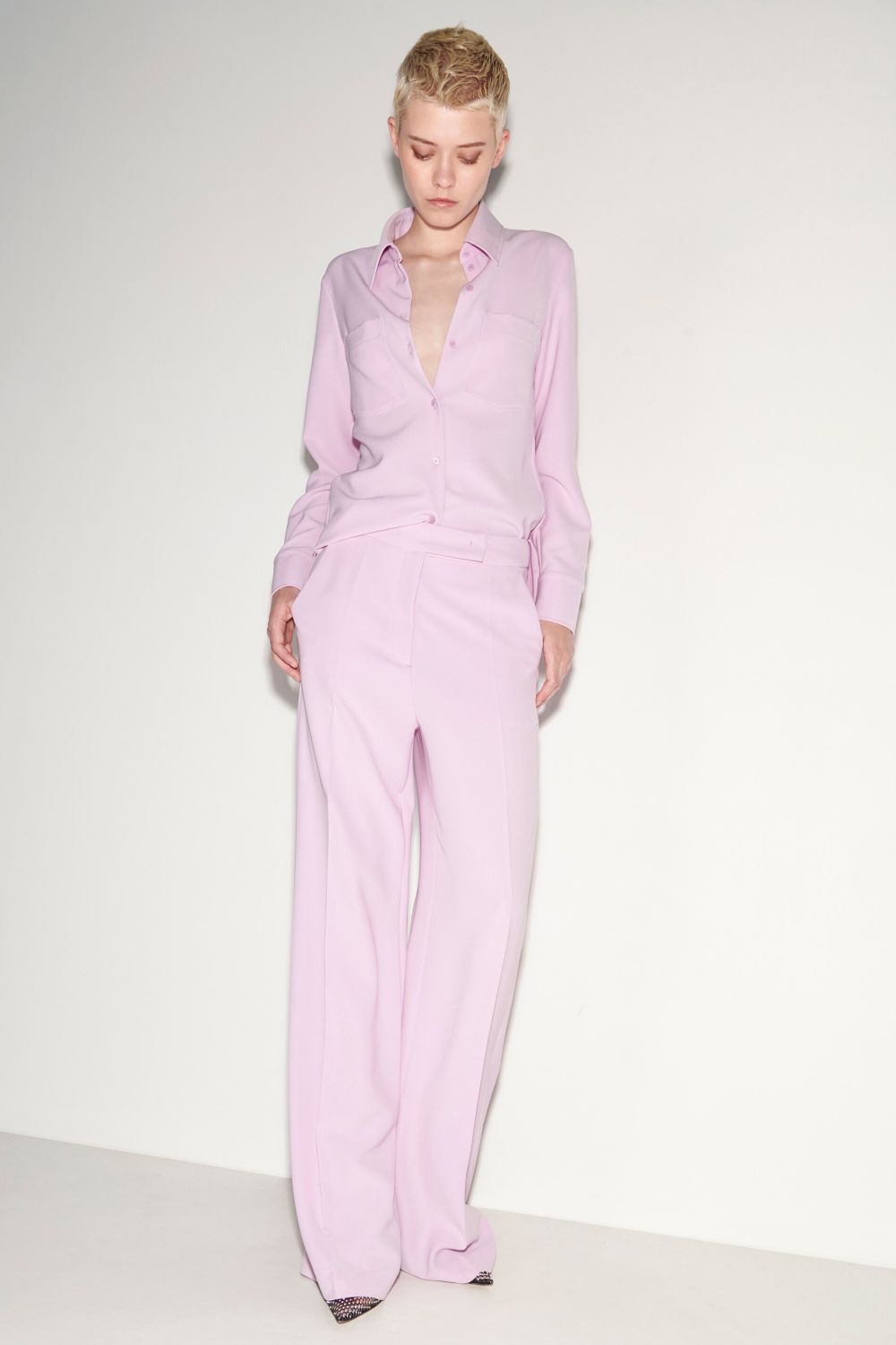 מכנסיים מחוייטים מתרחבים עם רצועת גומי בחלק האחוריהרכב: 94% פוליאסטר, 6% אלסטןהדוגמנית בגובה 1.78 ולובשת מידה 36 אירופאית