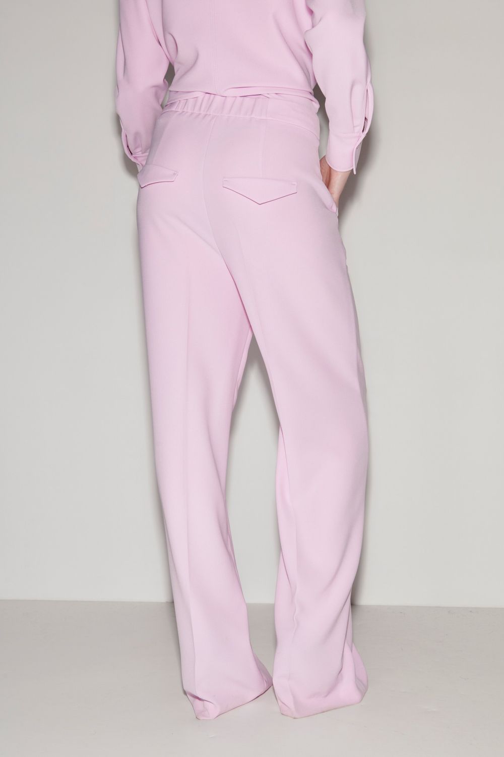 מכנסיים מחוייטים מתרחבים עם רצועת גומי בחלק האחוריהרכב: 94% פוליאסטר, 6% אלסטןהדוגמנית בגובה 1.78 ולובשת מידה 36 אירופאית