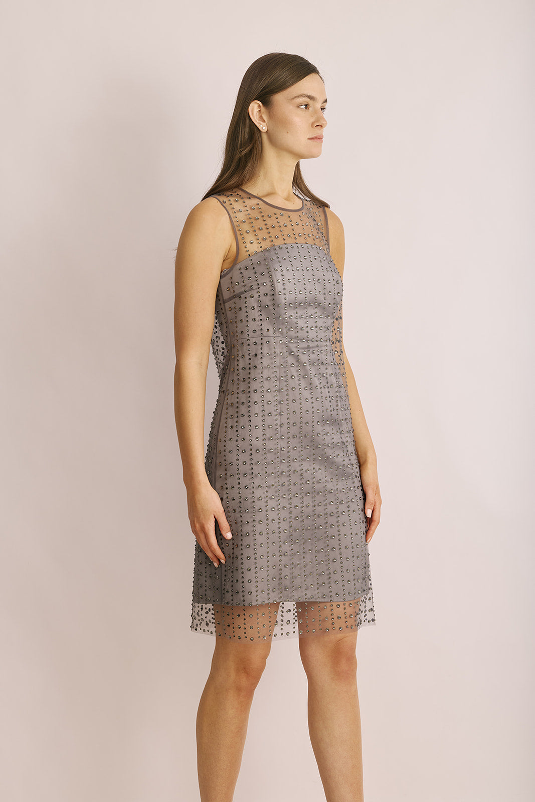 שמלת מיני עם צווארון שקוף למחצה בעיטור פאייטיםהרכב: 57% ויסקוזה, 43% פוליאסטרהדוגמנית בגובה 1.80 ולובשת מידה 36 של Luisa Cerano
