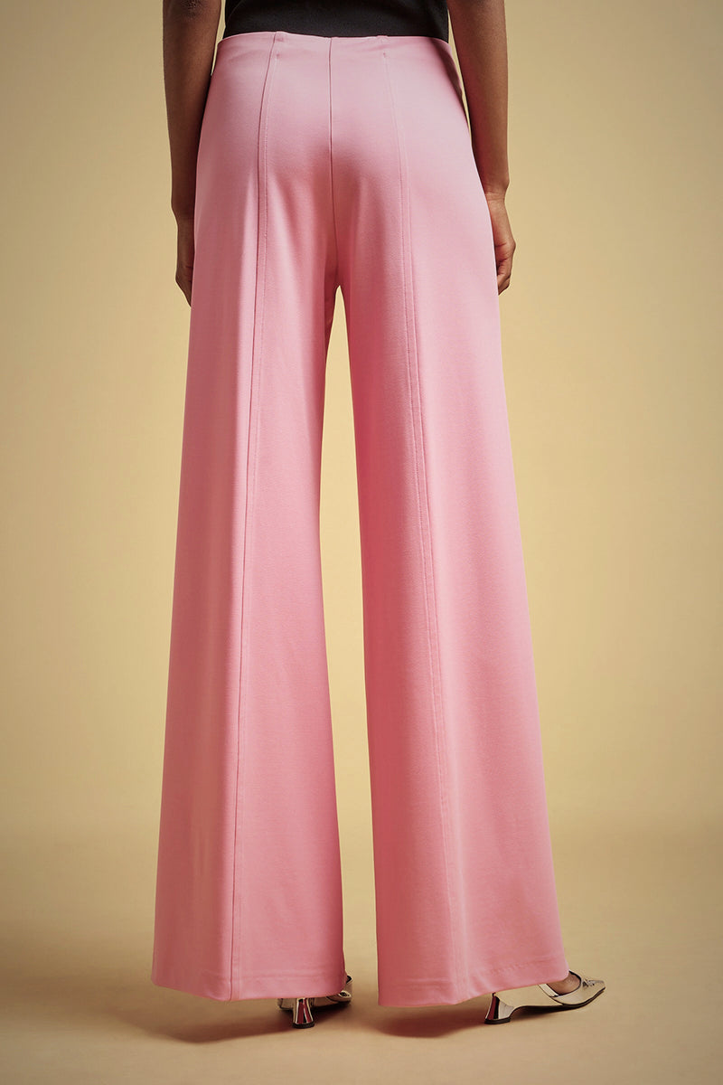 מכנסיים מתרחבים עם תפר קידמיהרכב: 61% ויסקוזה, 34% פוליאמיד, 5% אלסטןהדוגמנית בגובה 1.78 ולובשת מידה 42 איטלקית