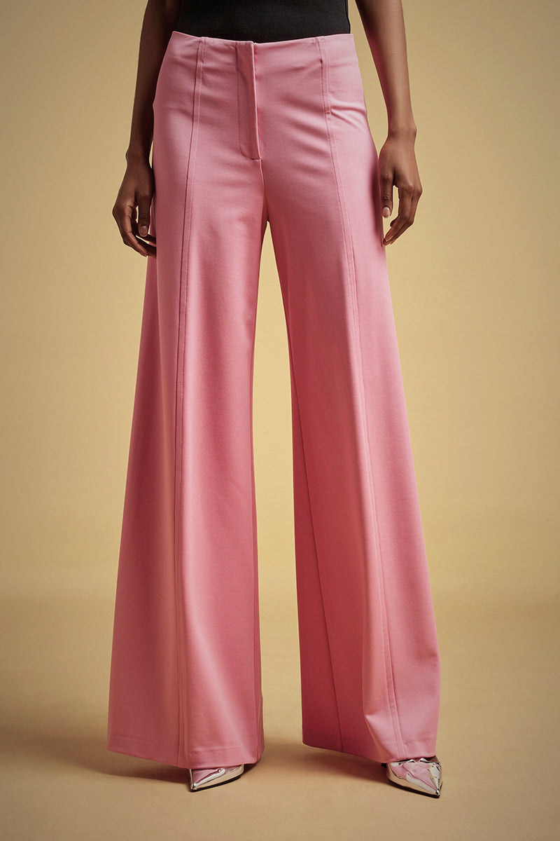 מכנסיים מתרחבים עם תפר קידמיהרכב: 61% ויסקוזה, 34% פוליאמיד, 5% אלסטןהדוגמנית בגובה 1.78 ולובשת מידה 42 איטלקית