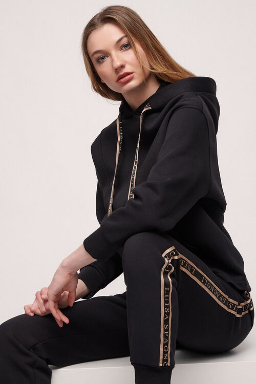 סווטשירט עם קפוצ'ון ושרוכים מונוגרוםהרכב: 65% כותנה, 35% פוליאסטרהדוגמנית בגובה 1.79 ולובשת מידה S