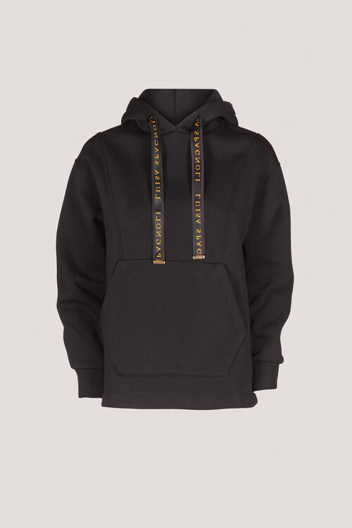 סווטשירט עם קפוצ'ון ושרוכים מונוגרוםהרכב: 65% כותנה, 35% פוליאסטרהדוגמנית בגובה 1.79 ולובשת מידה S