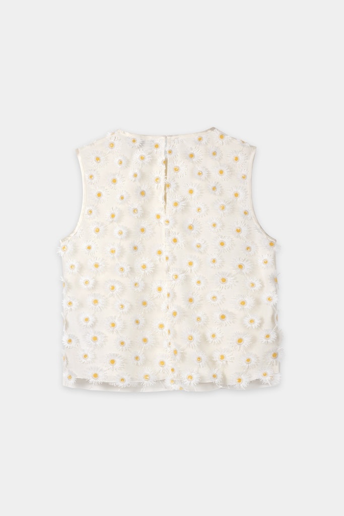 חולצה מבית המותג Luisa Cerano.טופ אלגנטי בגזרה ישרה, מבד טול בעיטור רקמת פרחים תלת מימדית. ללא שרוולים, עם בטנה פנימית, צווארון עגול, וסגירת כפתורים מאחור.הרכב: 100% פוליאסטר, בטנה- 100% ויסקוזההדוגמנית בגובה 1.78 ולובשת מידה 36 של Luisa Cerano