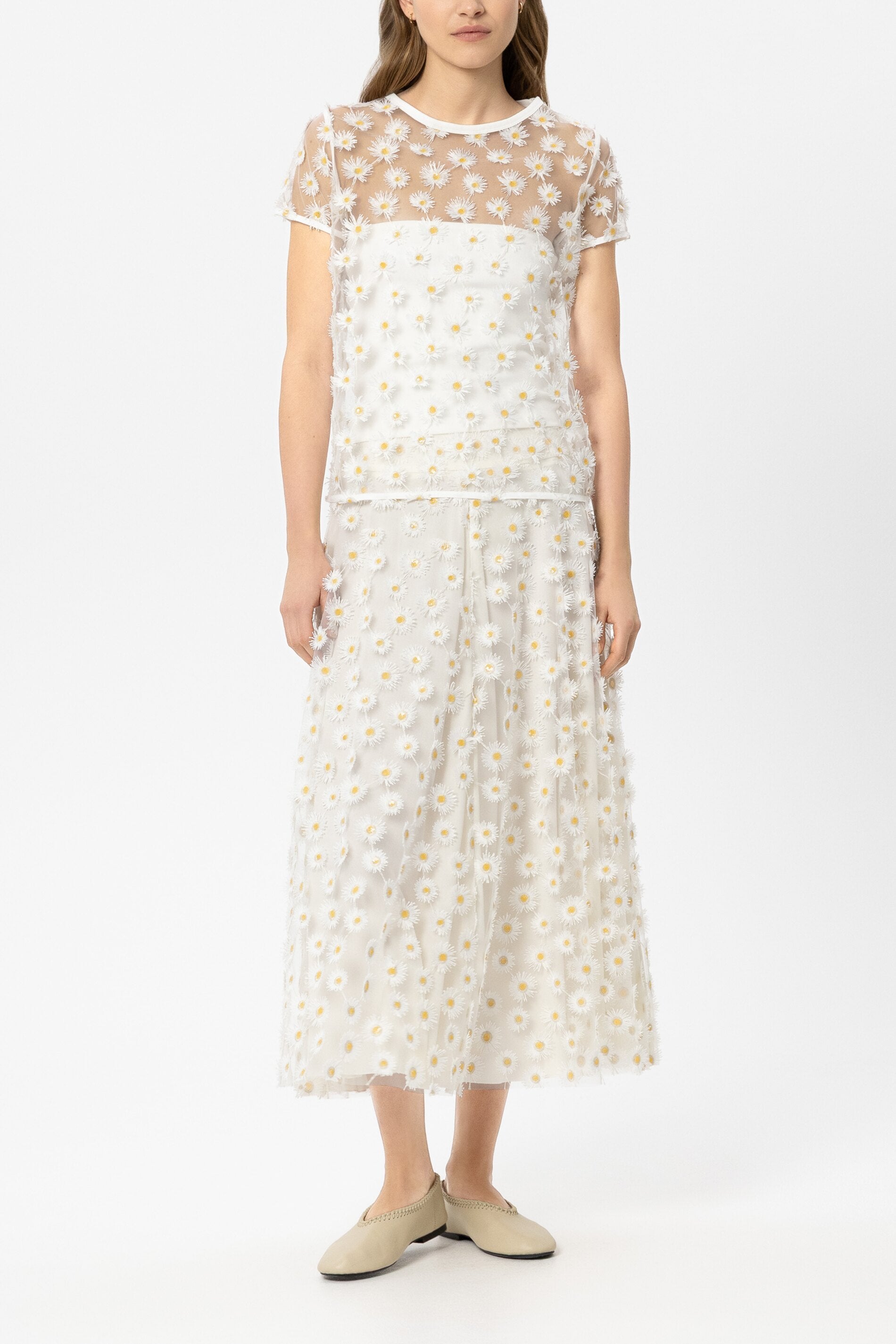 חולצה מבית המותג Luisa Cerano, עשויה בד טול שקוף בעיטור רקמת פרחים תלת מימדית. עם שרוולים קצרים וצאוורון עגול. ללא בטנה.הרכב: 100% פוליאסטרהדוגמנית בגובה 1.78 ולובשת מידה 36 של Luisa Cerano