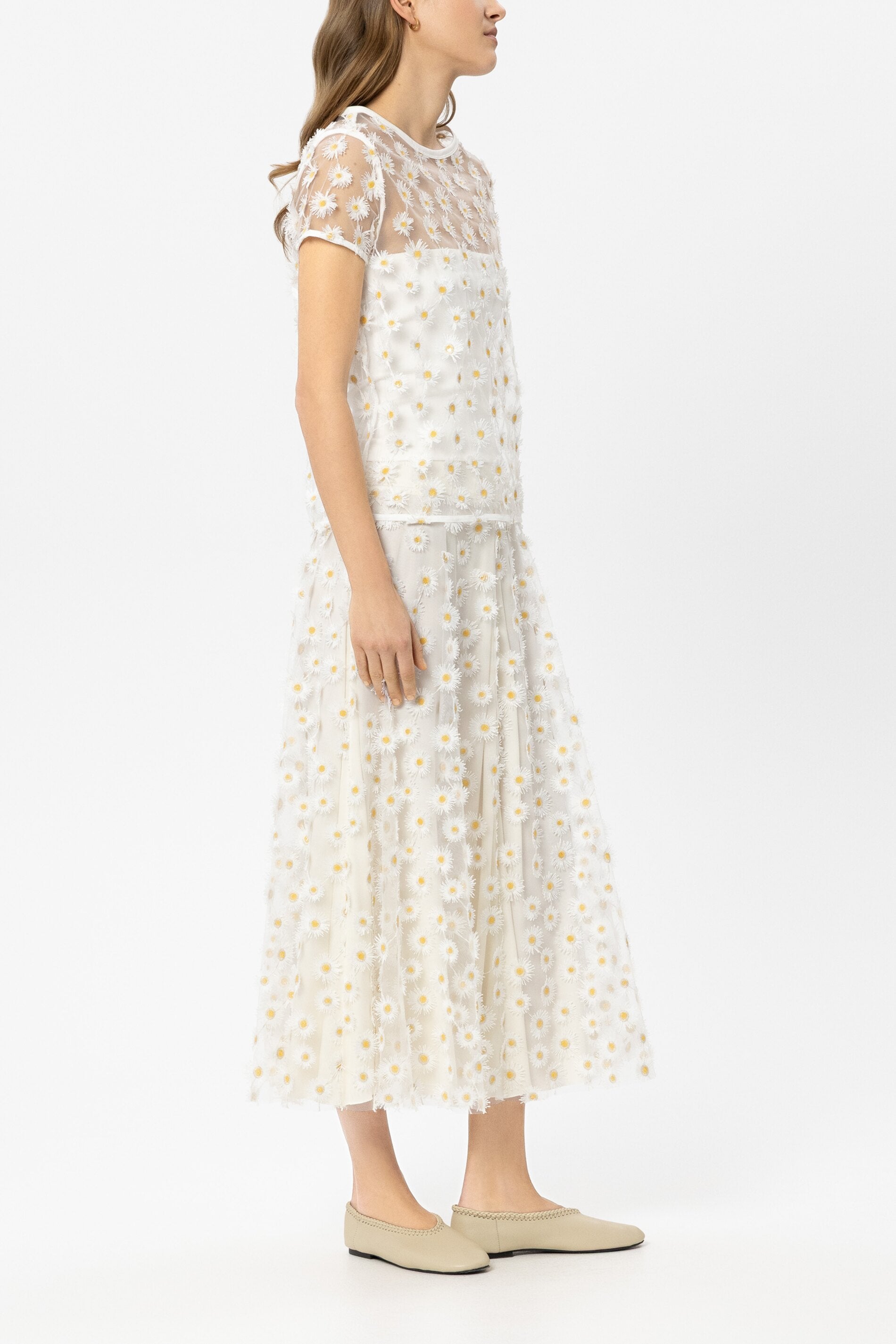 חולצה מבית המותג Luisa Cerano, עשויה בד טול שקוף בעיטור רקמת פרחים תלת מימדית. עם שרוולים קצרים וצאוורון עגול. ללא בטנה.הרכב: 100% פוליאסטרהדוגמנית בגובה 1.78 ולובשת מידה 36 של Luisa Cerano