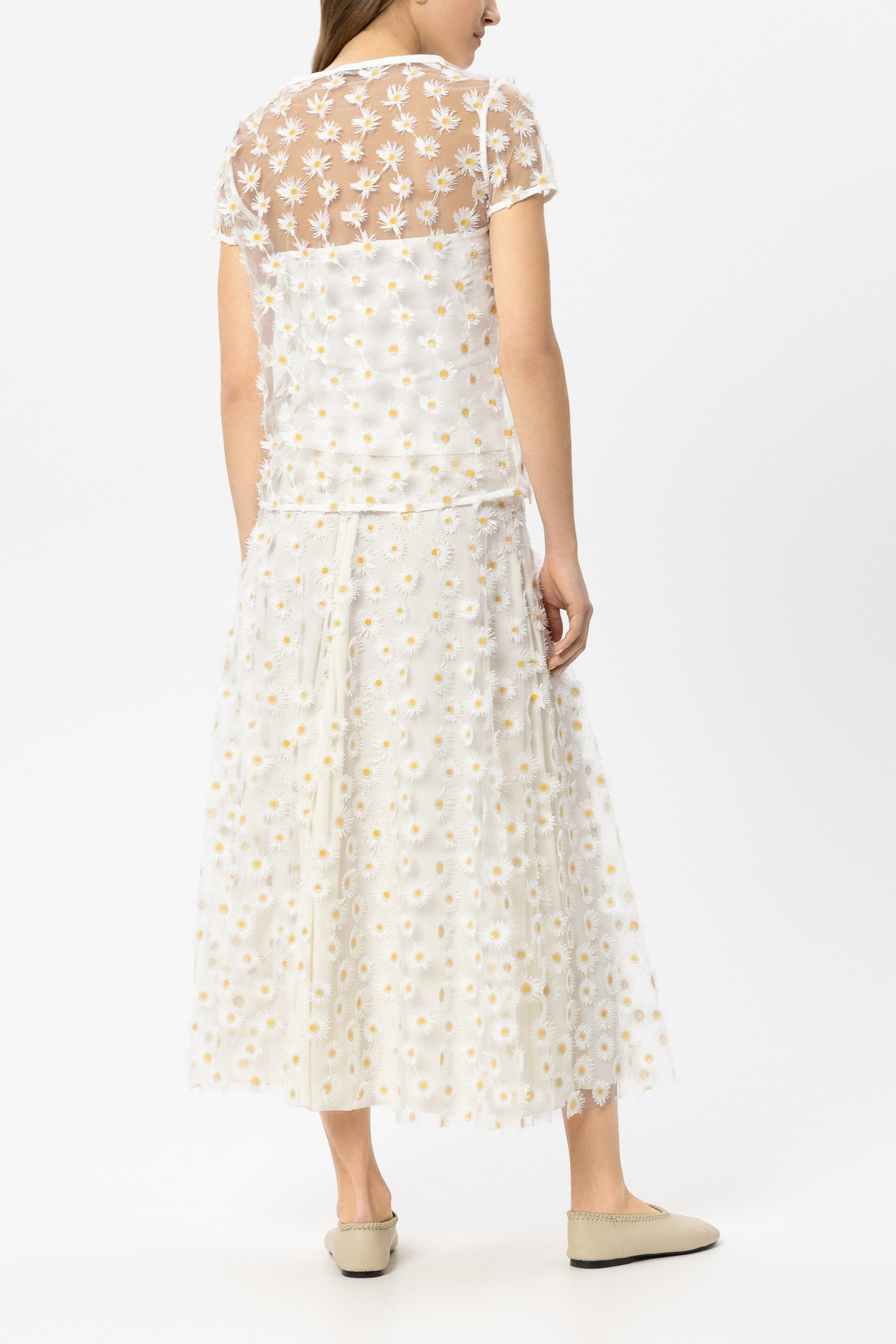 חולצה מבית המותג Luisa Cerano, עשויה בד טול שקוף בעיטור רקמת פרחים תלת מימדית. עם שרוולים קצרים וצאוורון עגול. ללא בטנה.הרכב: 100% פוליאסטרהדוגמנית בגובה 1.78 ולובשת מידה 36 של Luisa Cerano