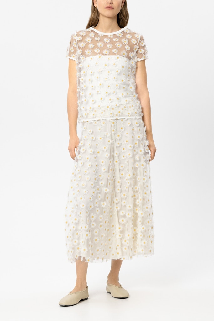 חצאית מקסי מבית המותג Luisa Cerano.חצאית אלגנטית בגזרה מתרחבת, מבד טול בעיטור רקמת פרחים תלת מימדית. עם בטנה פנימית, וסגירה באמצעות רוכסן אחורי נסתר.הרכב: 100% פוליאסטר, בטנה- 100% ויסקוזההדוגמנית בגובה 1.78 ולובשת מידה 36 של Luisa Cerano