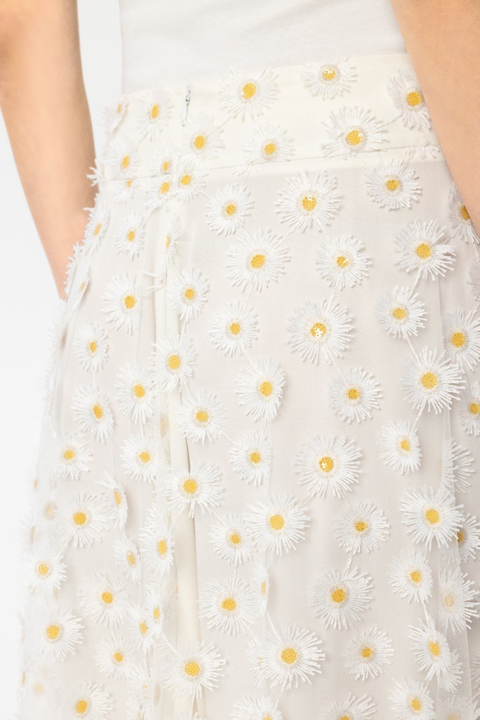 חצאית מקסי מבית המותג Luisa Cerano.חצאית אלגנטית בגזרה מתרחבת, מבד טול בעיטור רקמת פרחים תלת מימדית. עם בטנה פנימית, וסגירה באמצעות רוכסן אחורי נסתר.הרכב: 100% פוליאסטר, בטנה- 100% ויסקוזההדוגמנית בגובה 1.78 ולובשת מידה 36 של Luisa Cerano