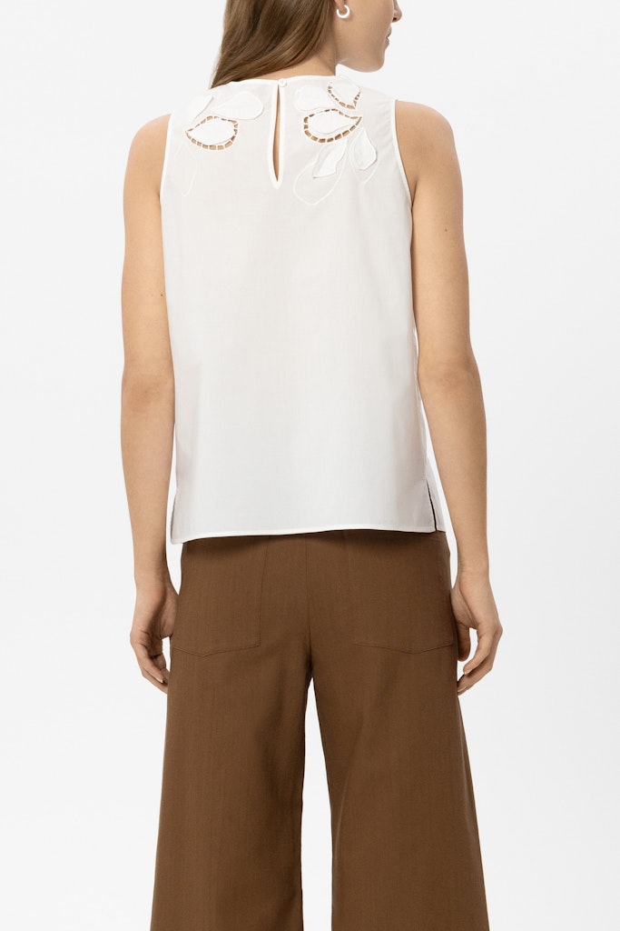 גופיה אלגנטית וקלילה מבית המותג Luisa Cerano, עשויה כותנה טהורה, בעיטור רקמת לולאות ותוספת דיטיילס בדוגמת פרחים בחזית ובגב. גזרה מתרחבת, עם צווארון עגול, וסגירה באמצעות כפתור בגב.הרכב: 100% כותנההדוגמנית בגובה 1.78 ולובשת מידה 36 של Luisa Cerano